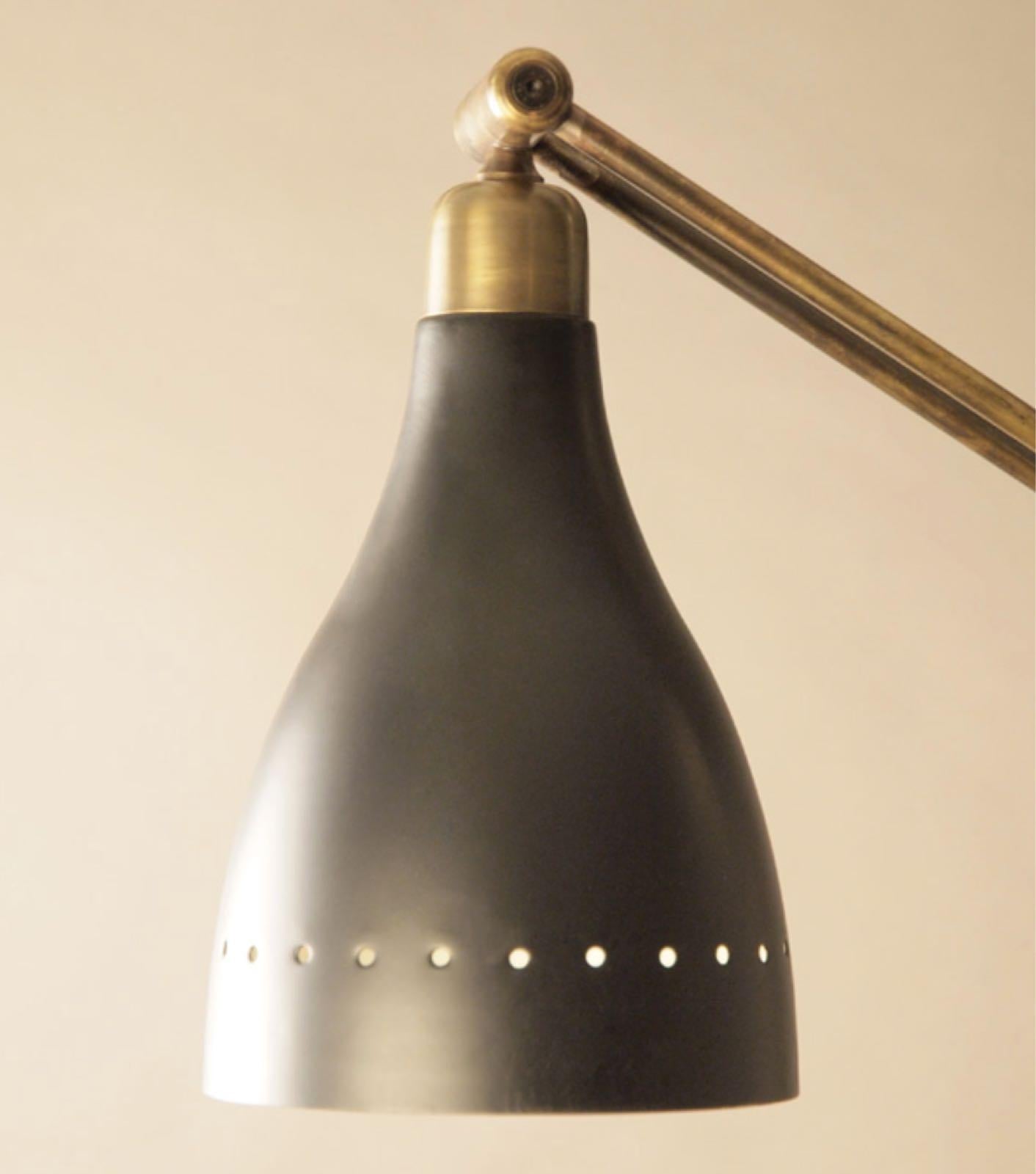 The arm is made of brass and the shade is a painted aluminum wall light. The details such as engraving on invisible parts are built in.
There is one in stock.
Size: F 165, D 950, H 290 mm.
  