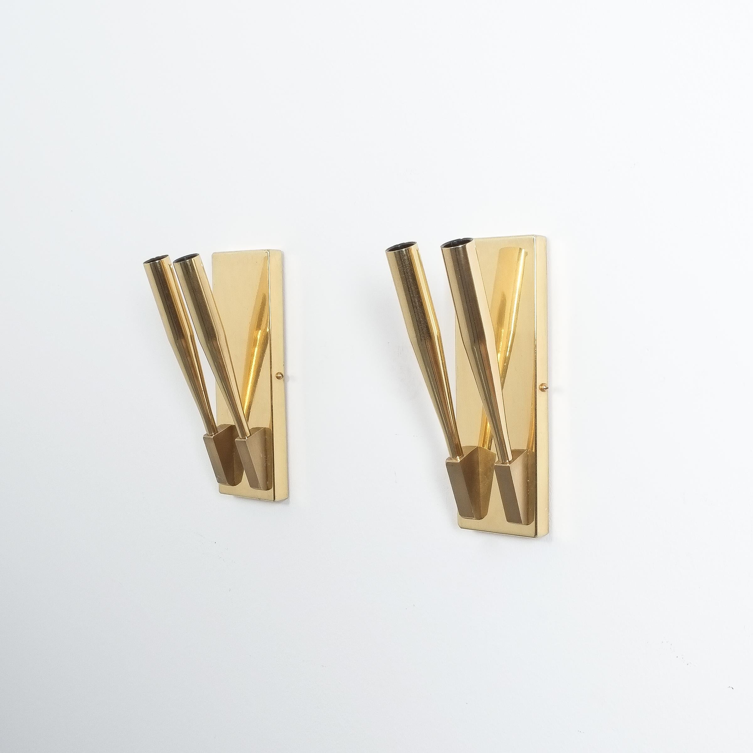 Brass sconces attributed Gio Ponti, Italy circa 1955. Minimalistic polished brass sconces, newly polished and wired, 2 bulbs e14 per lamp. Very good condition.