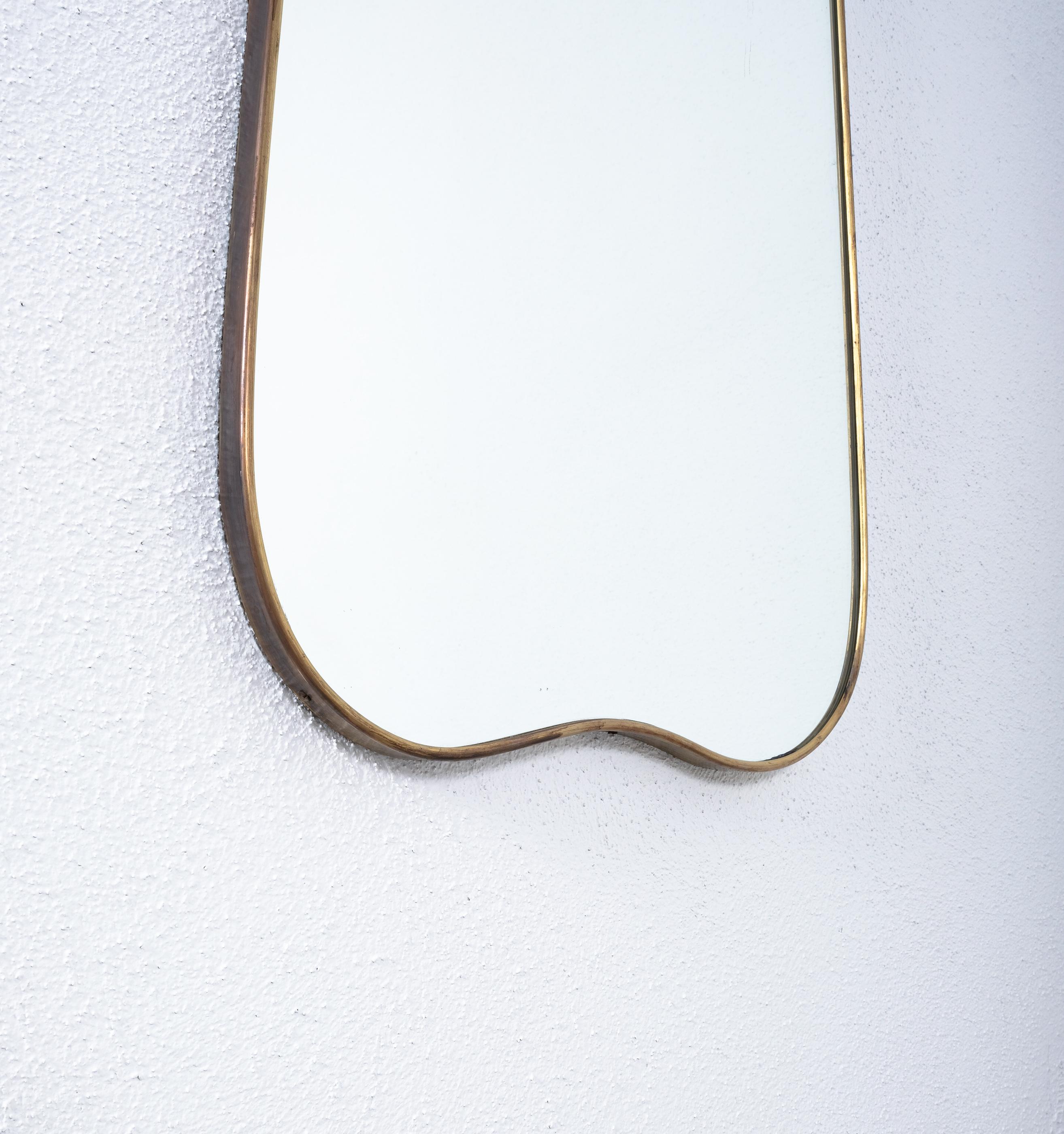 Specchio da parete in ottone di grandi dimensioni, Italia, circa 1955 In condizioni buone in vendita a Vienna, AT