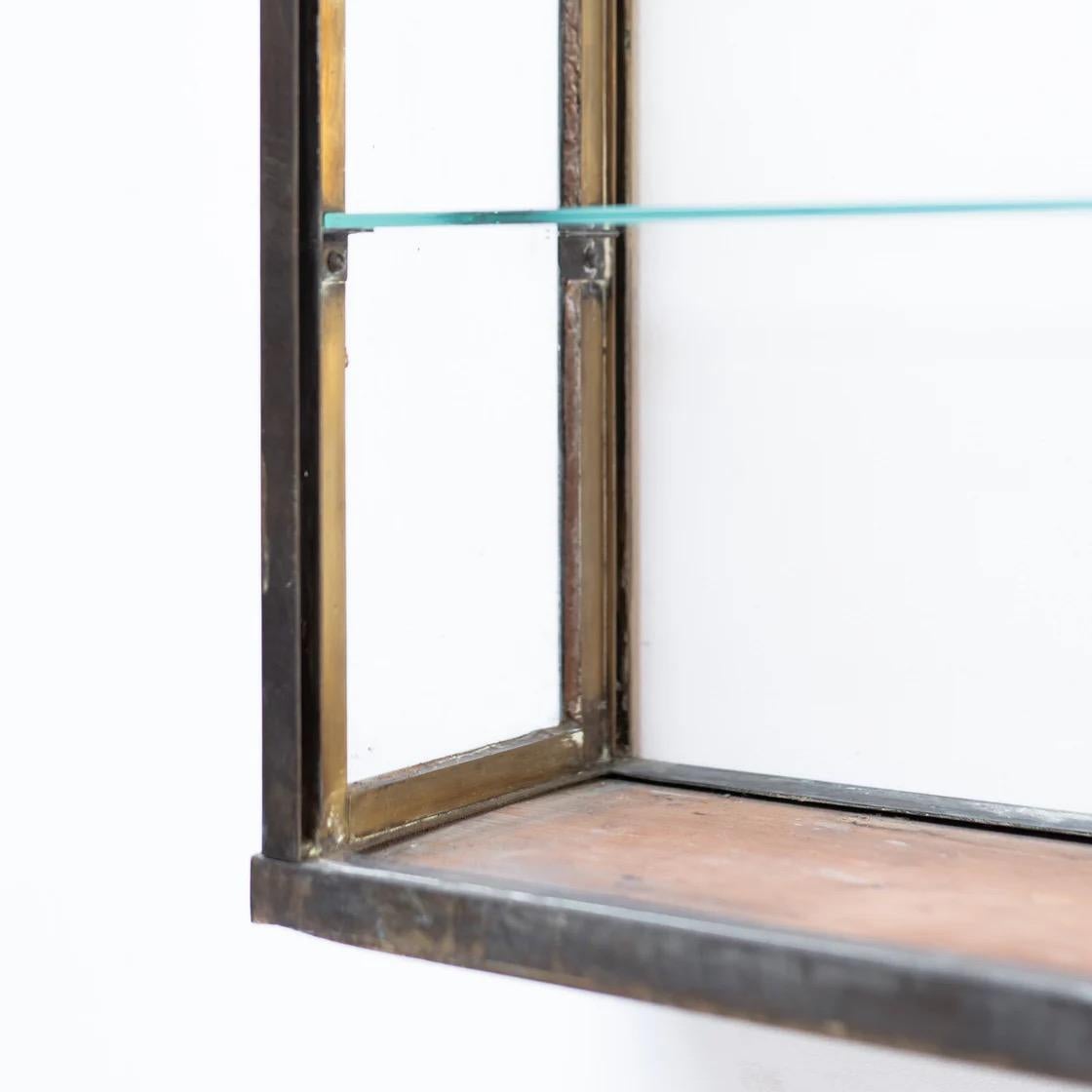 Mensola a muro in ottone con vetro, Francia, anni '20 in vendita 1