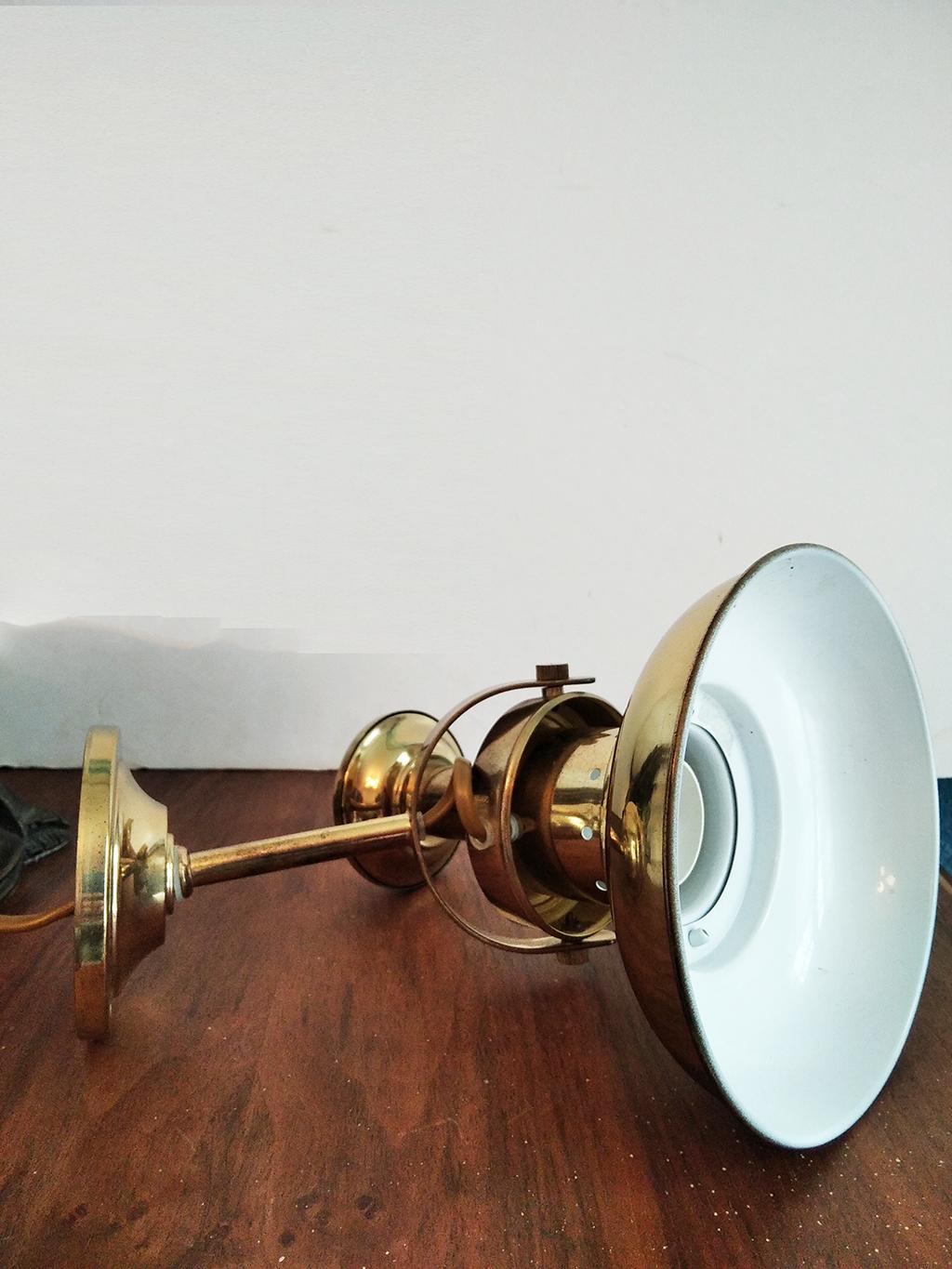 Wandleuchte aus Messing, im Stil einer Seemannslampe
Seemannslampe,

20. Jahrhundert.

Badezimmerarmaturen, marineblau, 







 