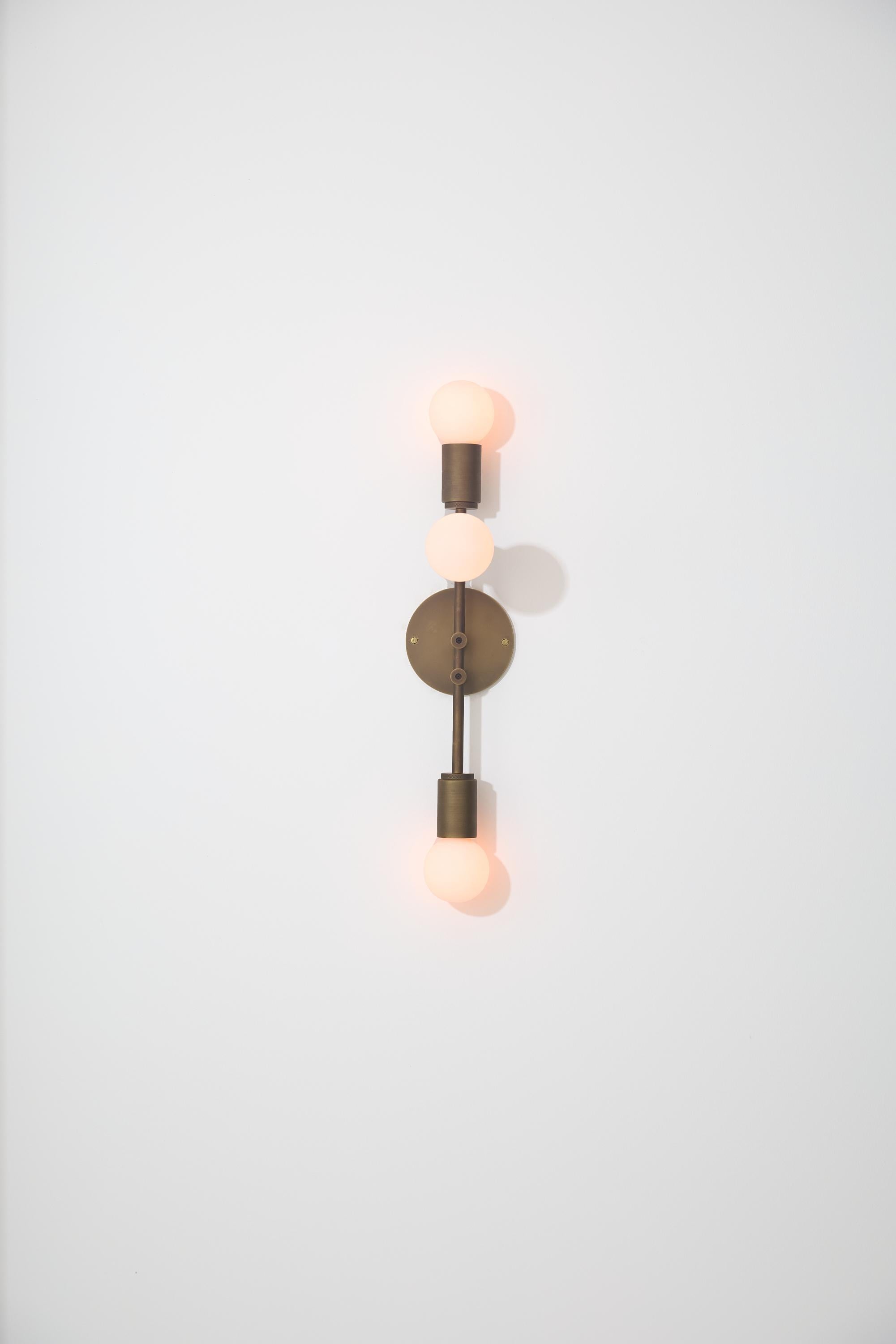 Mid-Century Modern Applique murale en laiton avec globes en verre opale - 24