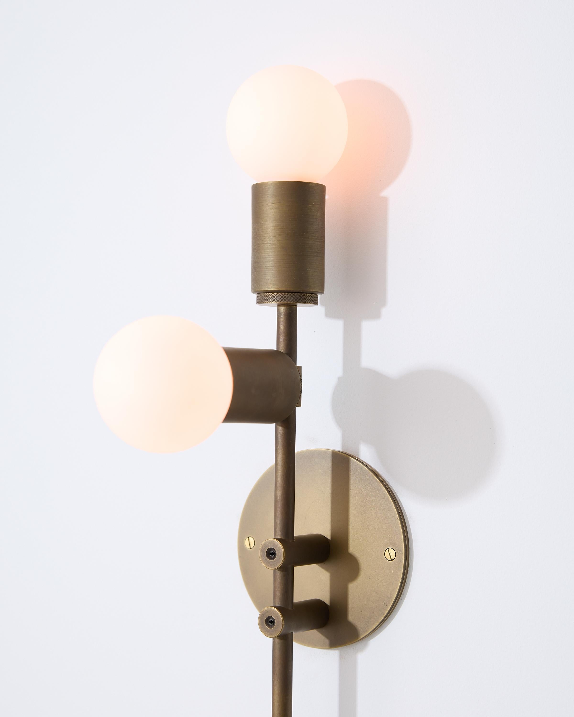 Américain Applique murale en laiton avec globes en verre opale - 24