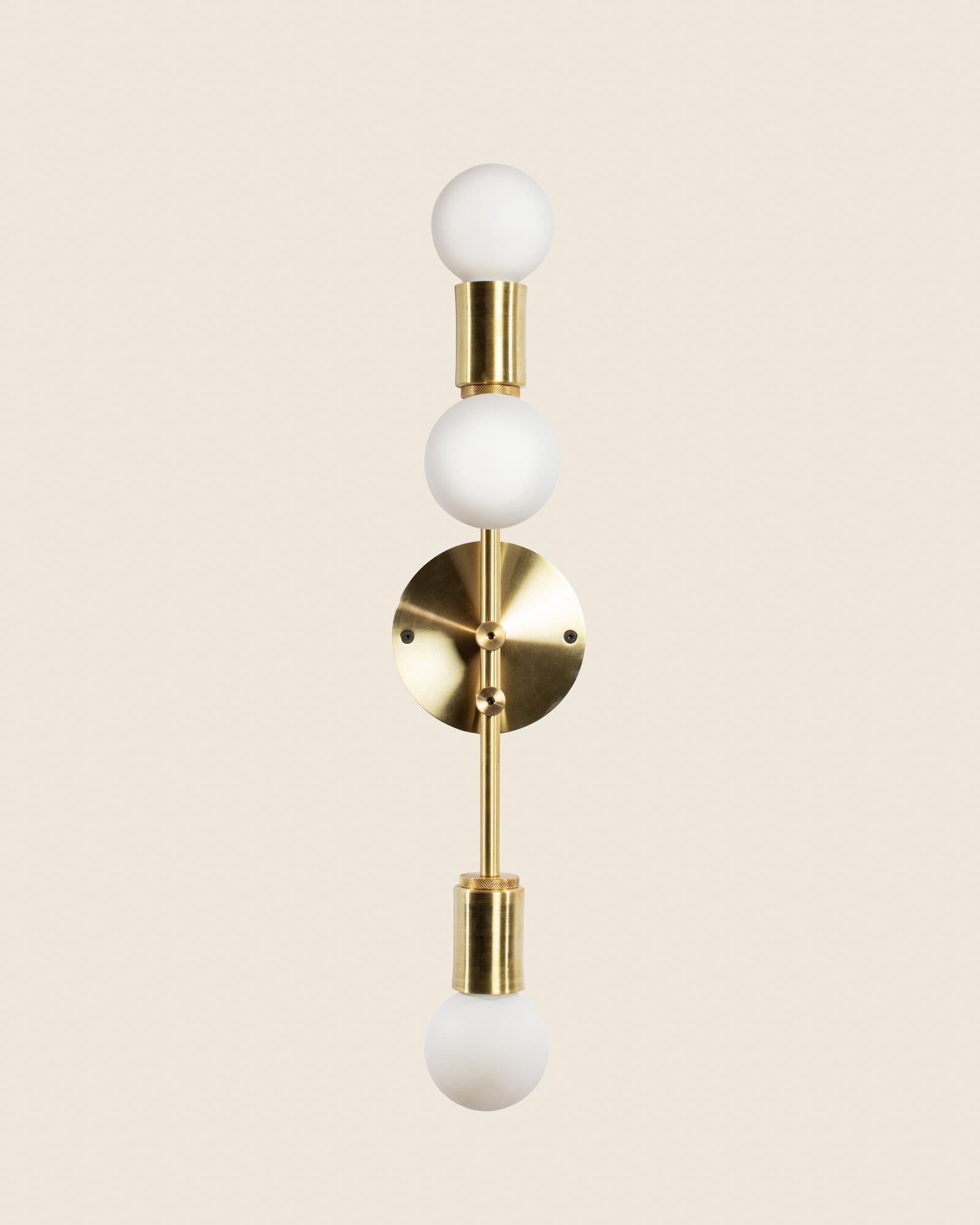 XXIe siècle et contemporain Applique murale en laiton avec globes en verre opale - 24