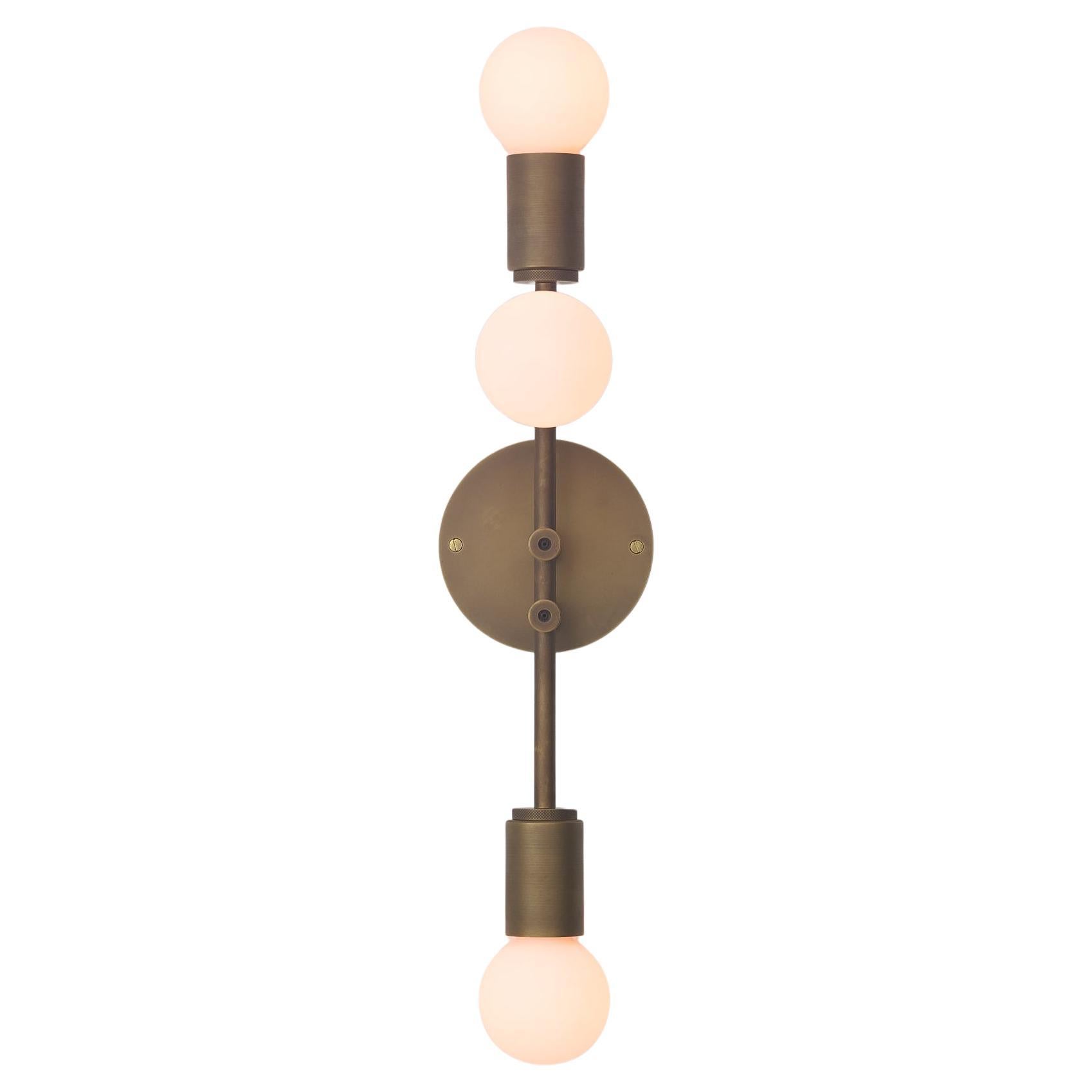 Applique murale en laiton avec globes en verre opale - 24" Luminaire vertical moderne en vente
