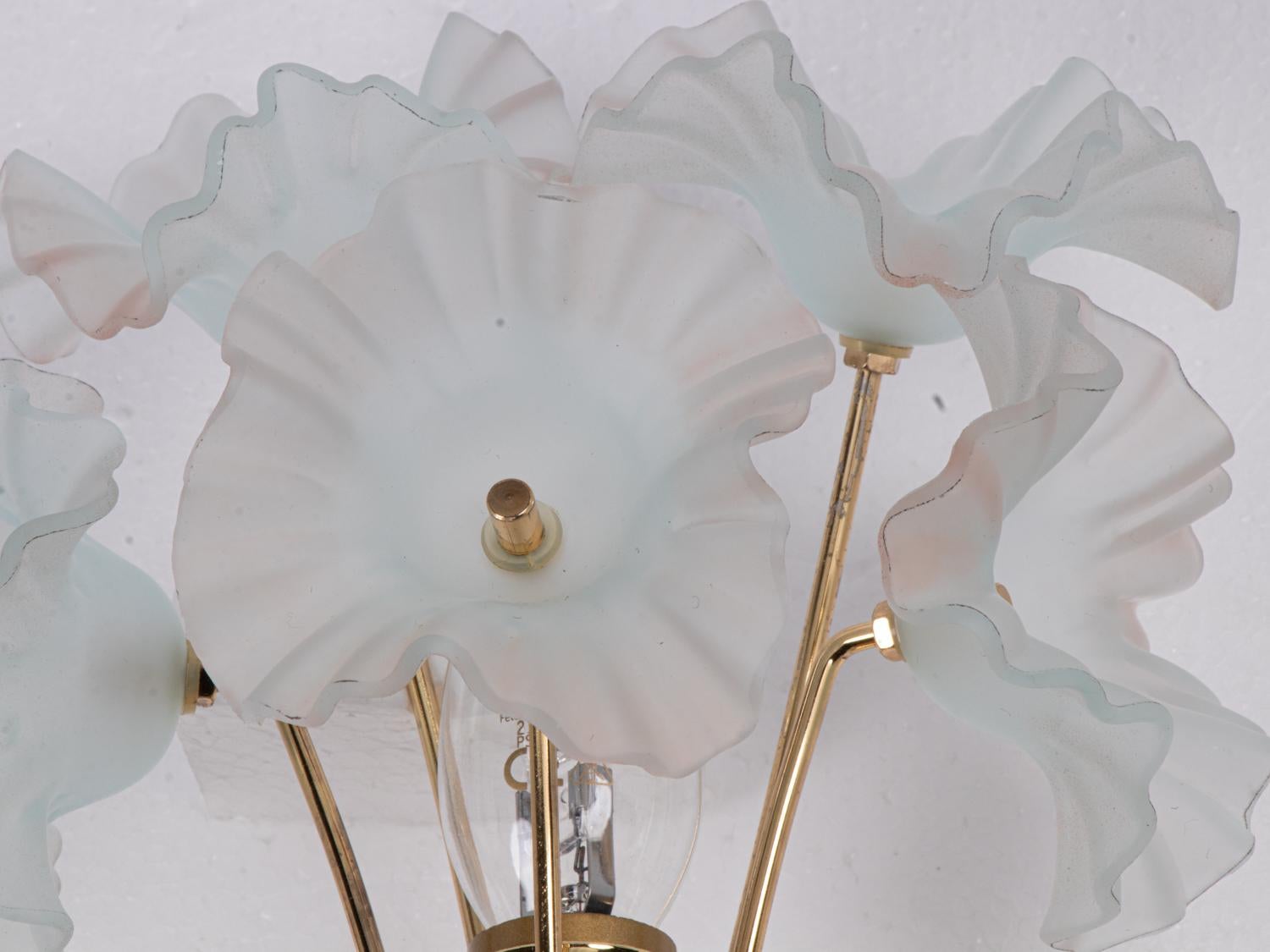 Elegant pair of vintage mid century hibiscus flower bouquet art-glass wall sconces with turquoise glass flowers on a brass frame. 

Measures: width 7.87