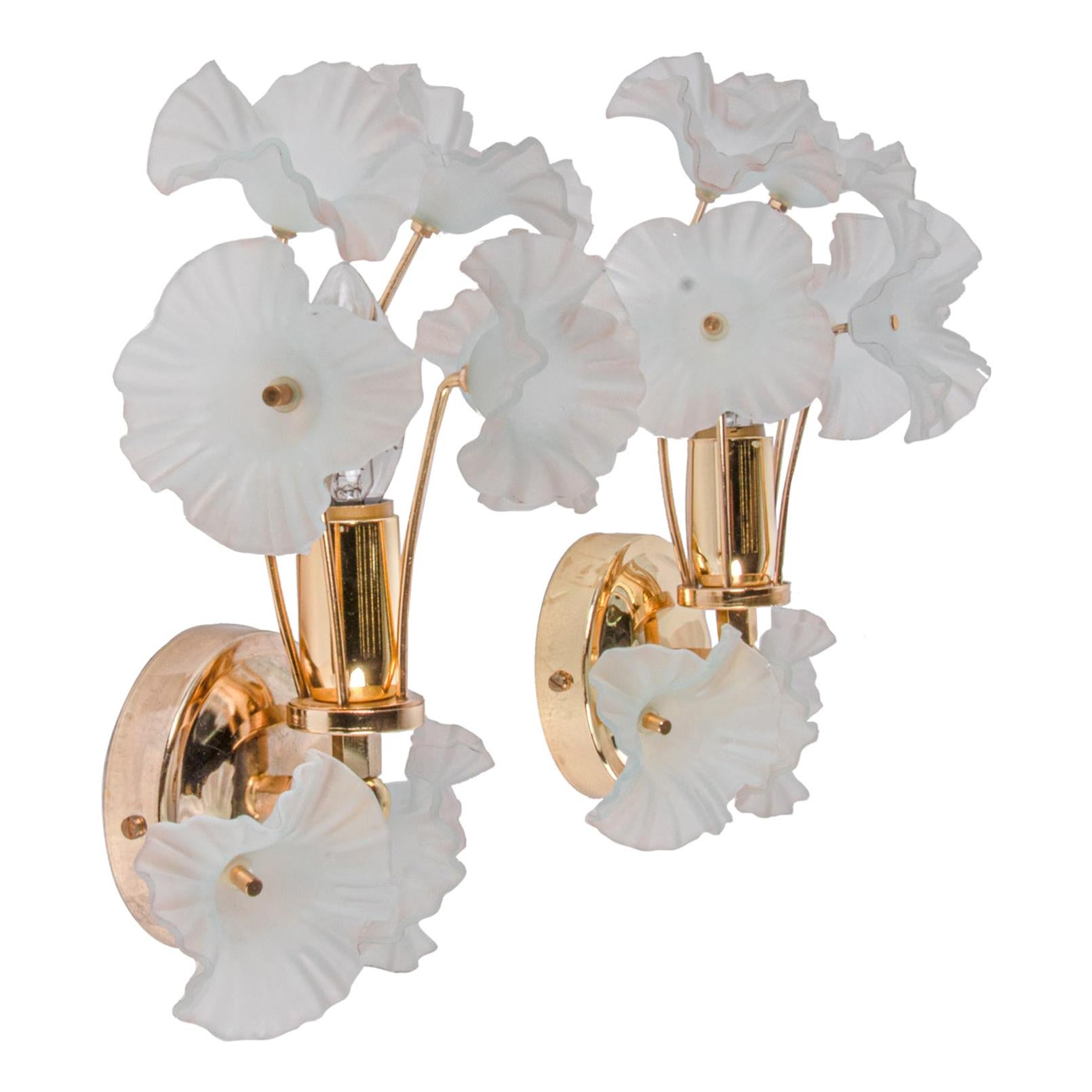 1 (de 2) Pareja de apliques de latón Hibiscus Italia 1970 Flores de cristal turquesa en venta