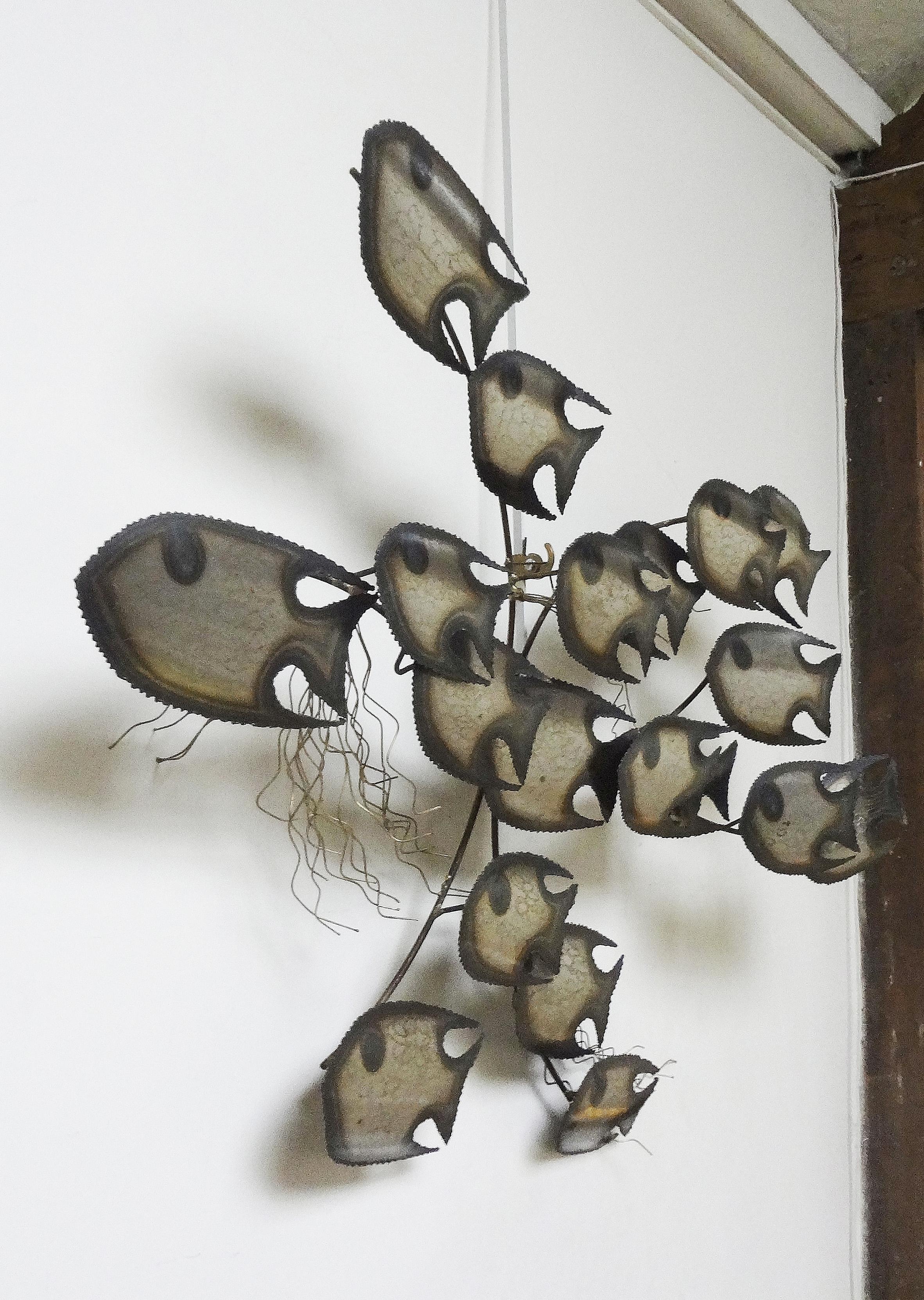 Impressive chromed and brown patinated brass and metal wall sculpture as swimming fishes, circa 1980, by Curtis Jere.
Blue eyes.
Curtis Jere, association of the designers Curtis Freiler and Jerry Fels, USA.
 