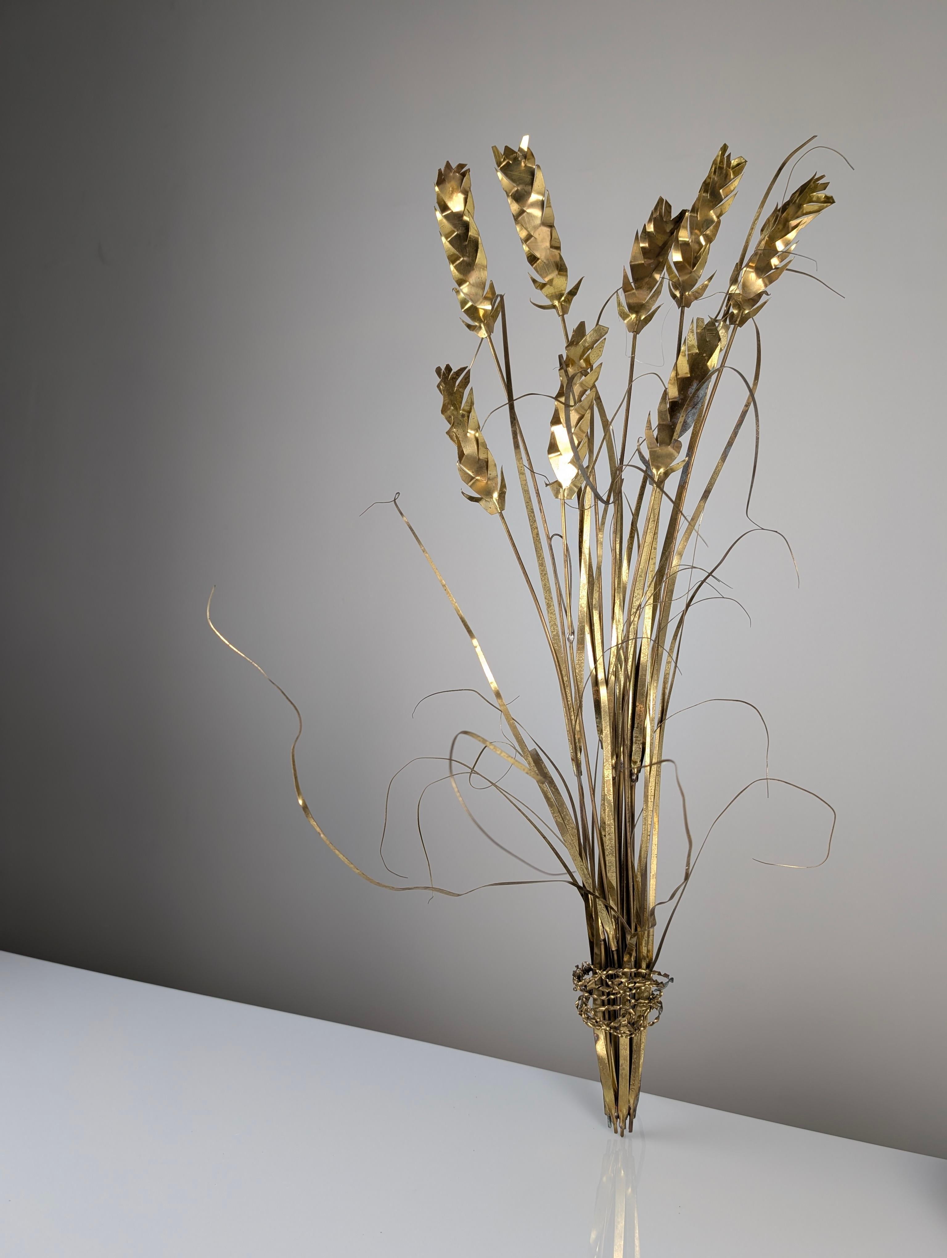 Esta escultura, creada por el célebre artista belga Daniel d'Haeseleer en la década de 1970, capta la belleza y delicadeza de un manojo de tallos de trigo. Elaborada en latón con una bella artesanía, esta pieza refleja la maestría del artista,