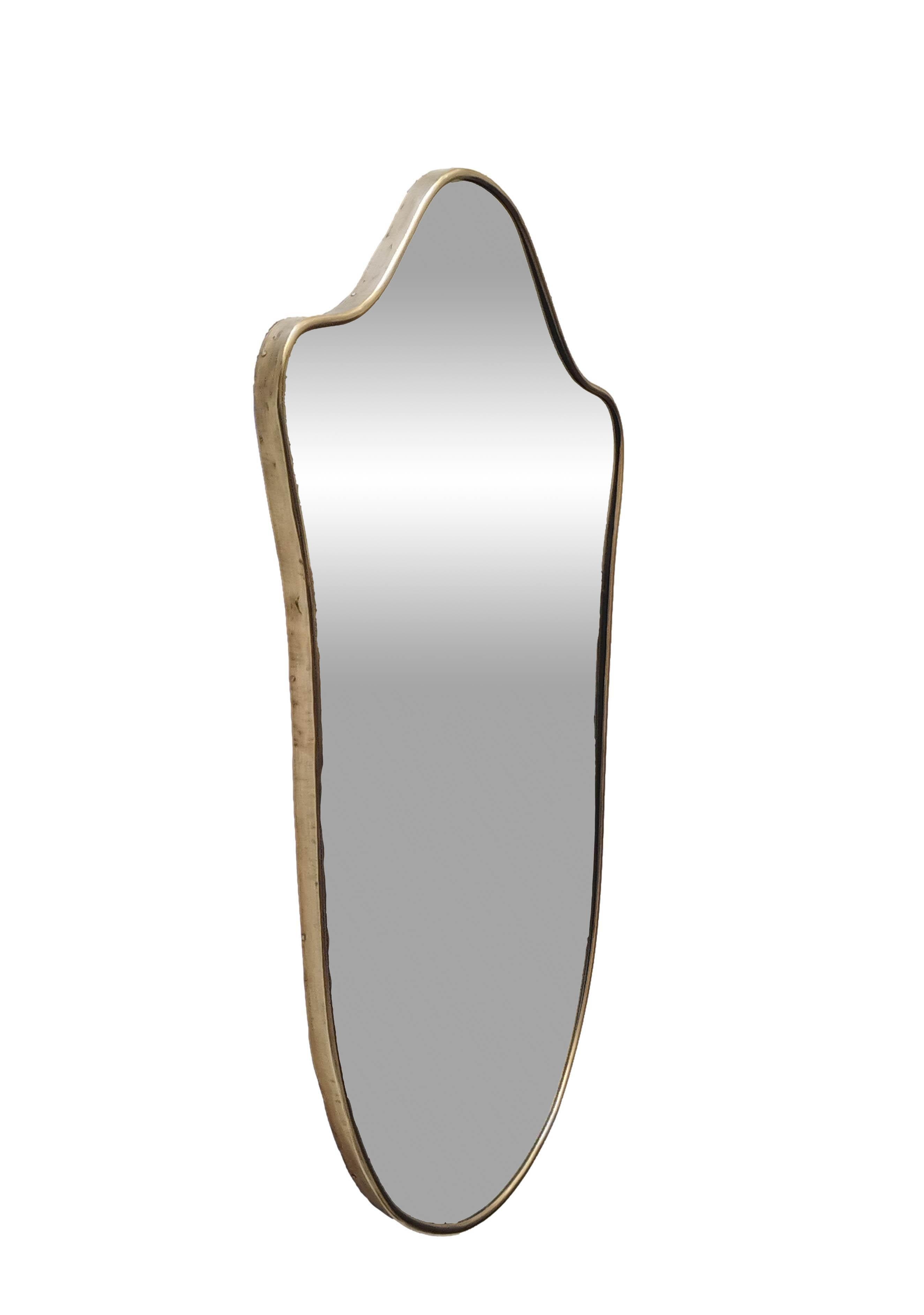 Mid-century Italian wall mirror with brass frame (circa 1950). in the style of the designers of the period, Gio Ponti, Fontana Arte, Max Ingrand, Franco Albini and Josef Frank. 
