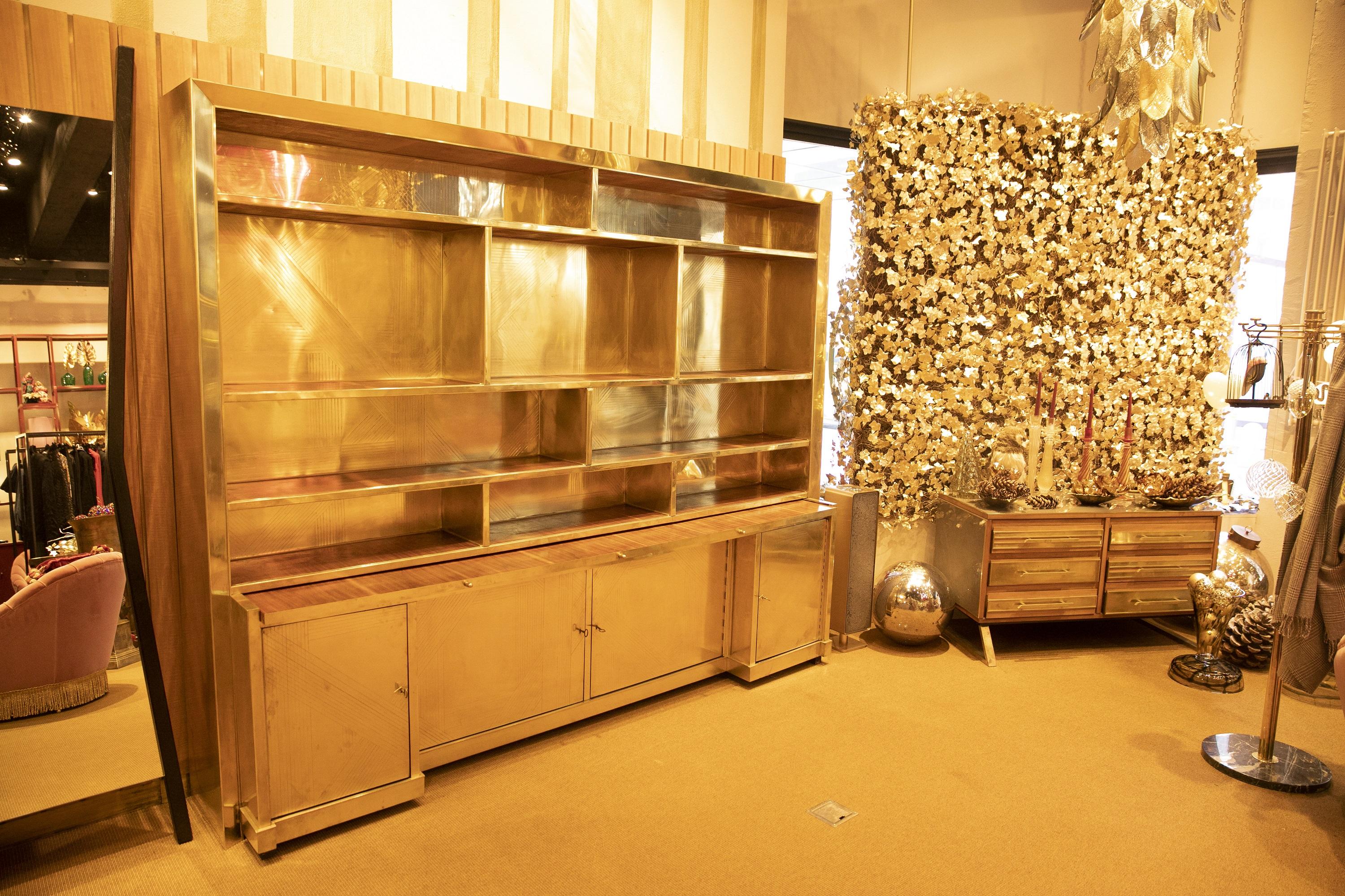 Large brass wall bookcase, with drawers and removable wooden shelf.
Made in Italy in the early 90s.

Has scratches and opacity due to age