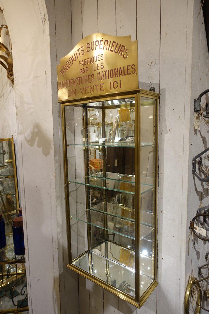 Lovely vintage wall vitrine / showcase, by Siegel in Paris, circa 1900s-1920s. Brass, with glass panels and 3 glass shelves which can be adjusted. This display cabinet has a special locking device at the bottom where no key is needed. Earlier