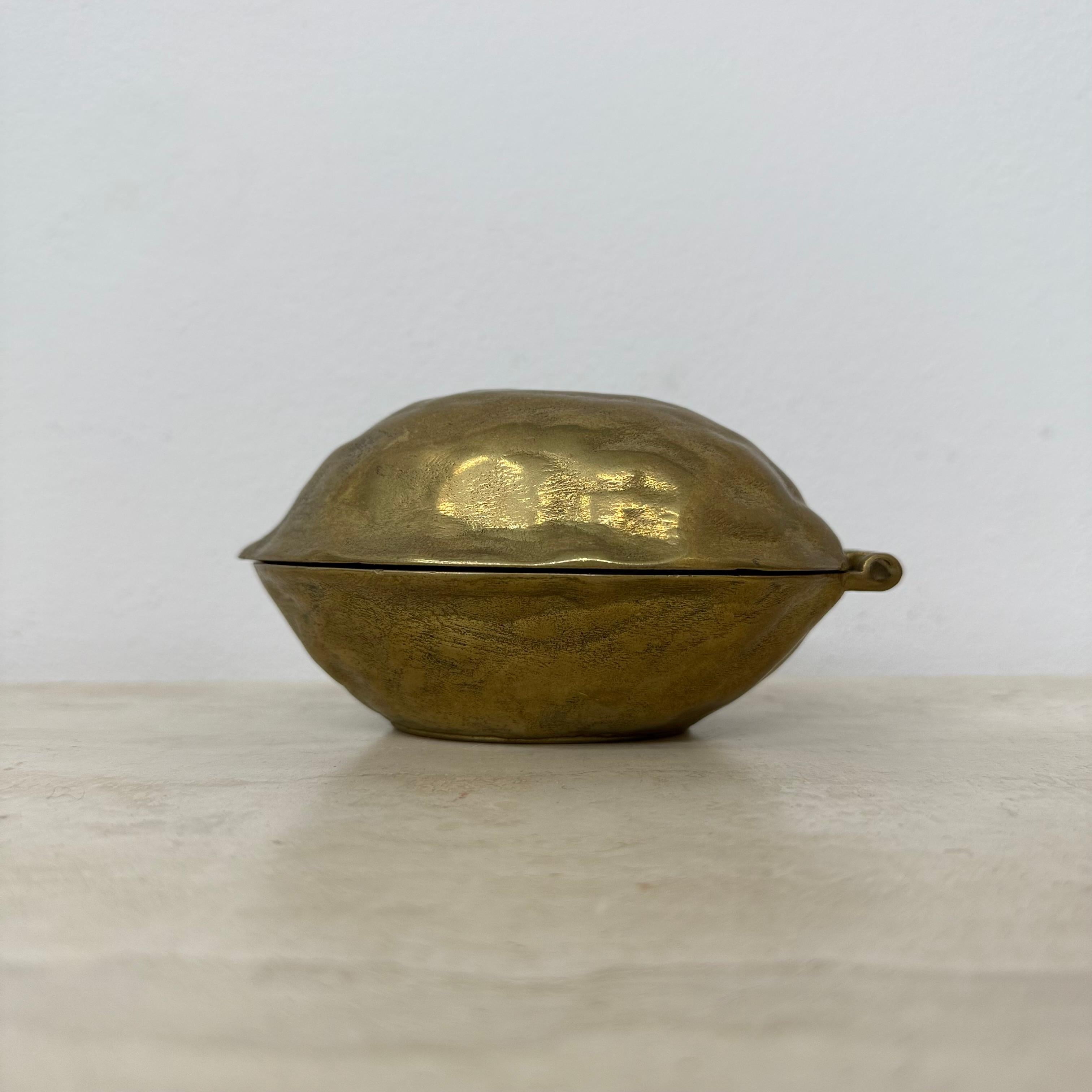 Brass walnut shaped nut cracker , 1970’s In Good Condition For Sale In Delft, NL