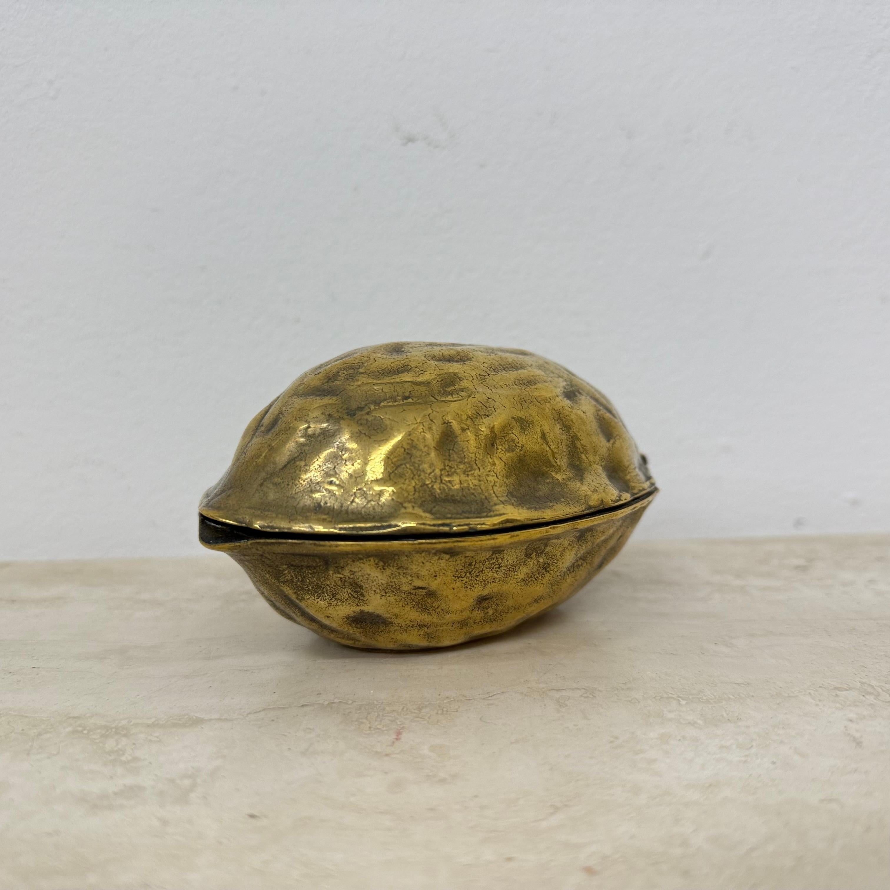 Brass walnut shaped nut cracker , 1970’s In Good Condition For Sale In Delft, NL