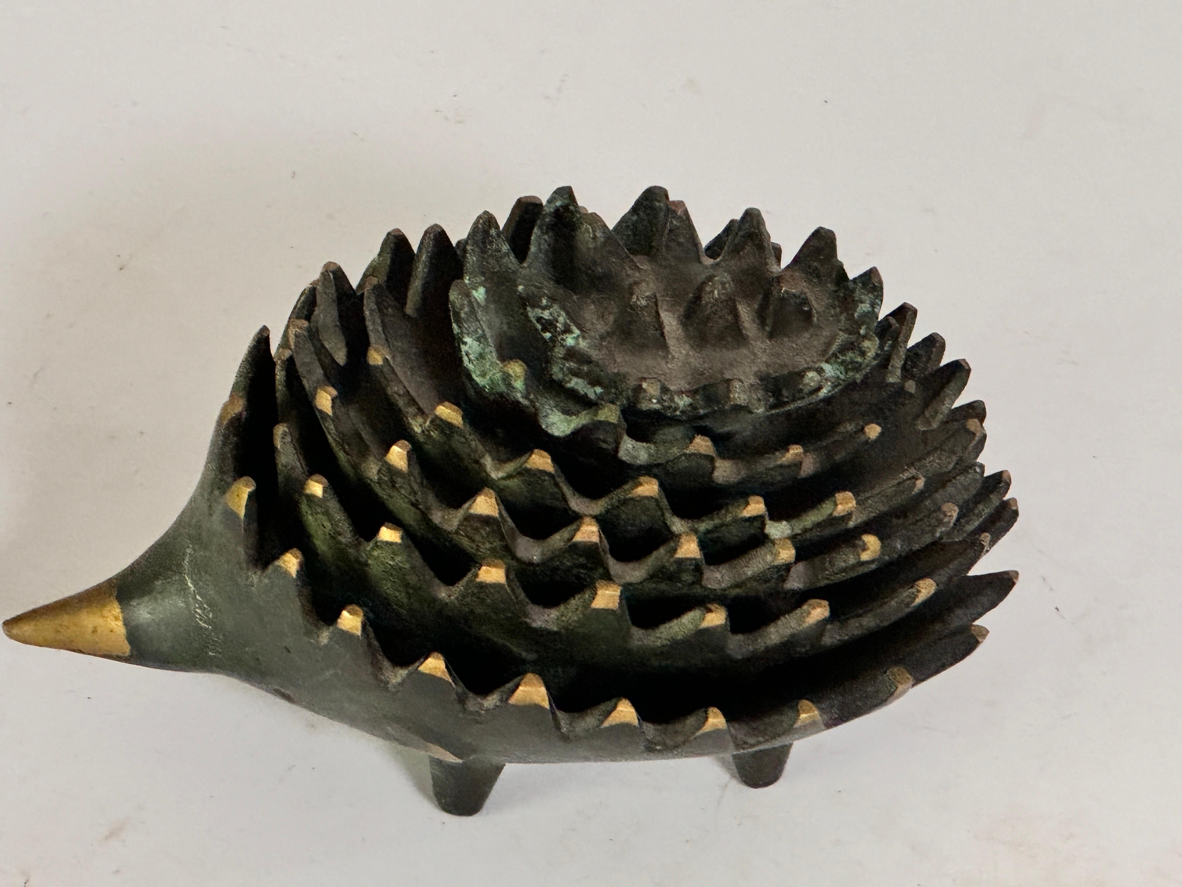 Ashtray in painted metal, with a green and gold patina. The artist is Walter bosse, and this model is the luxury one.
Brass Walter Bosse Hedgehog Sculpture Stacking Ashtrays 1950s Austrian