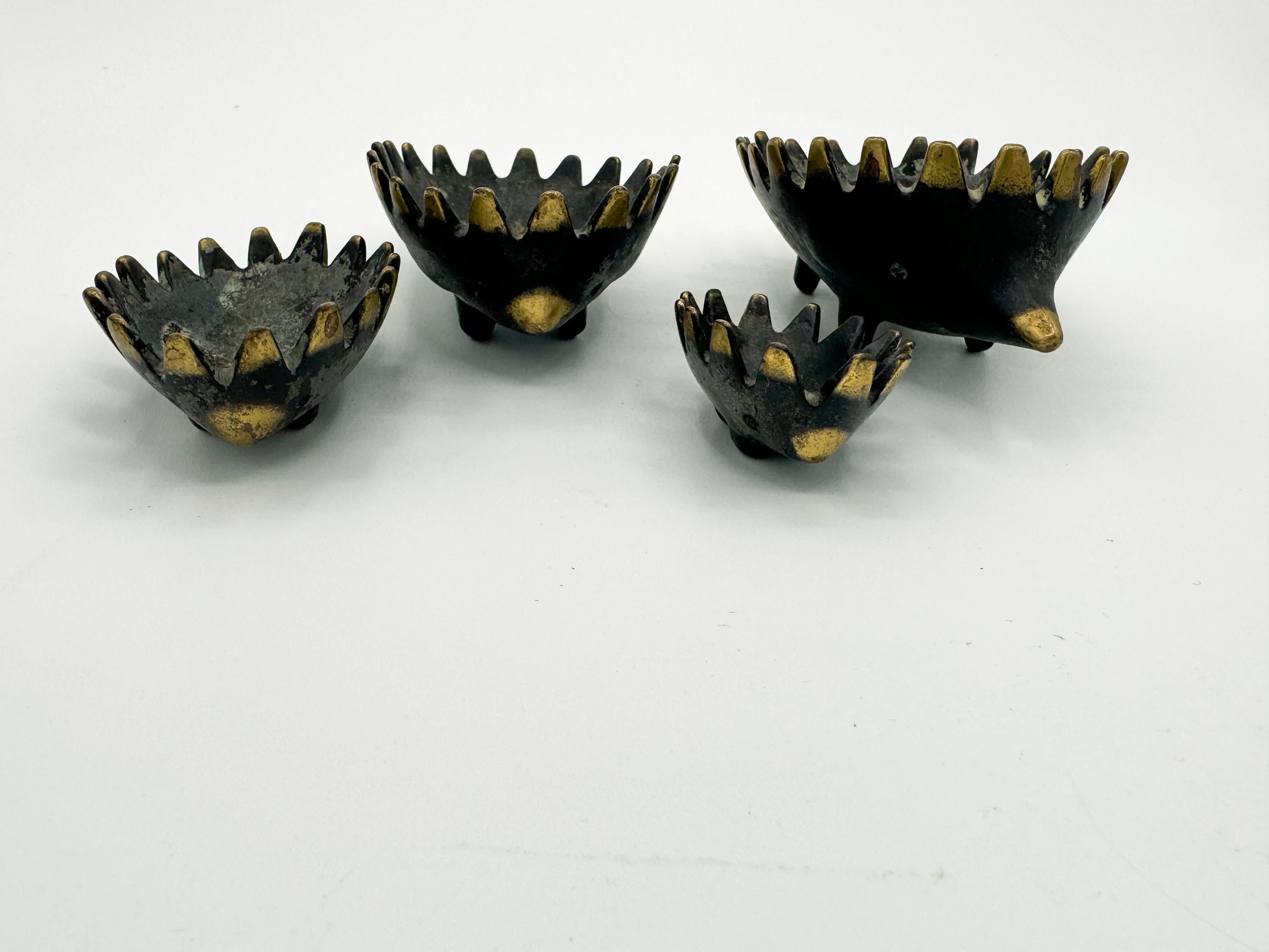 Mid-Century Modern Sculpture en laiton Walter Bosse Hedgehog Stacking Ashtrays 1950s Austrian MCM