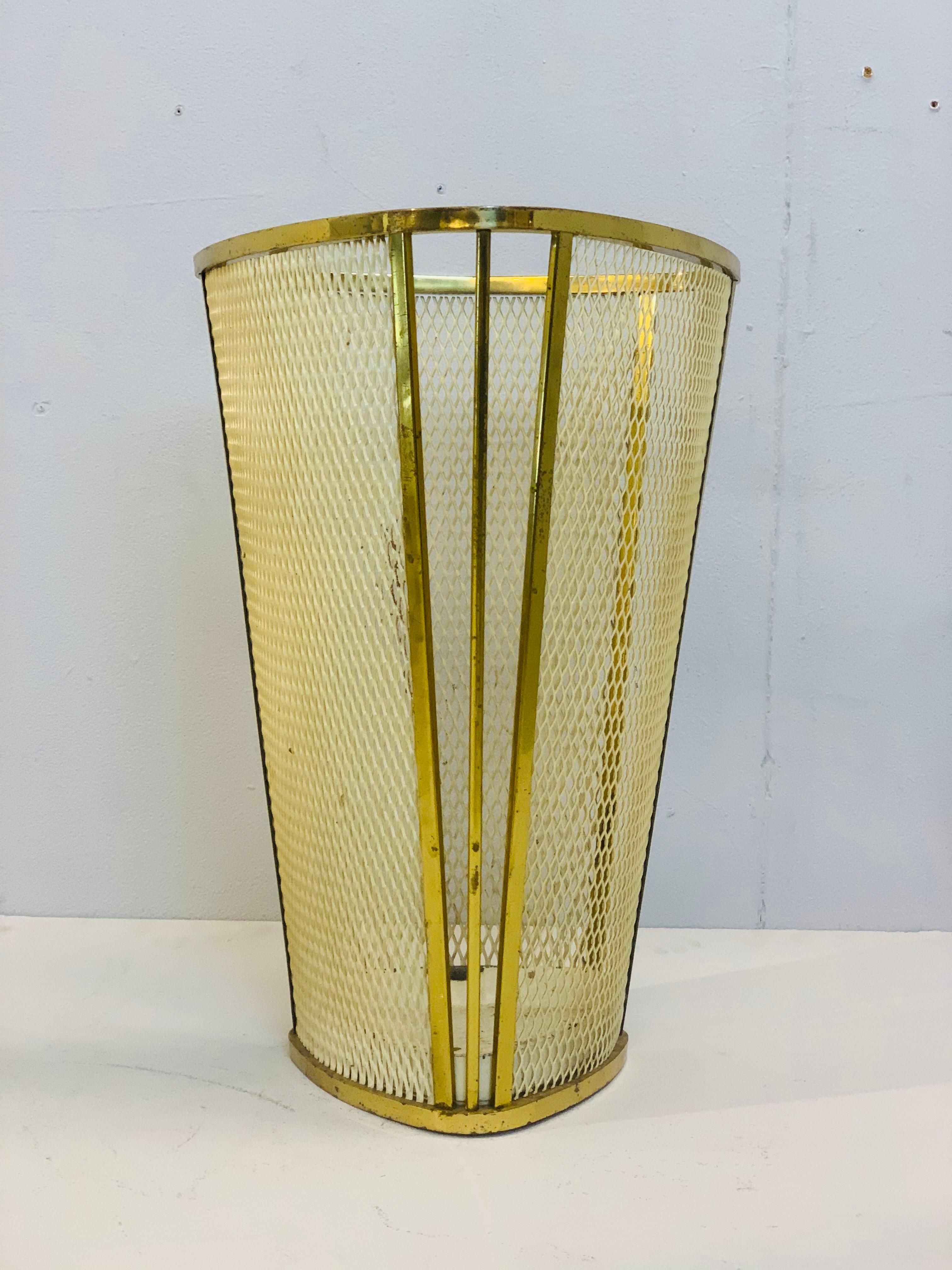 Mid-Century moderno Cestino per rifiuti in ottone della modernità di metà secolo, 1960 circa in vendita