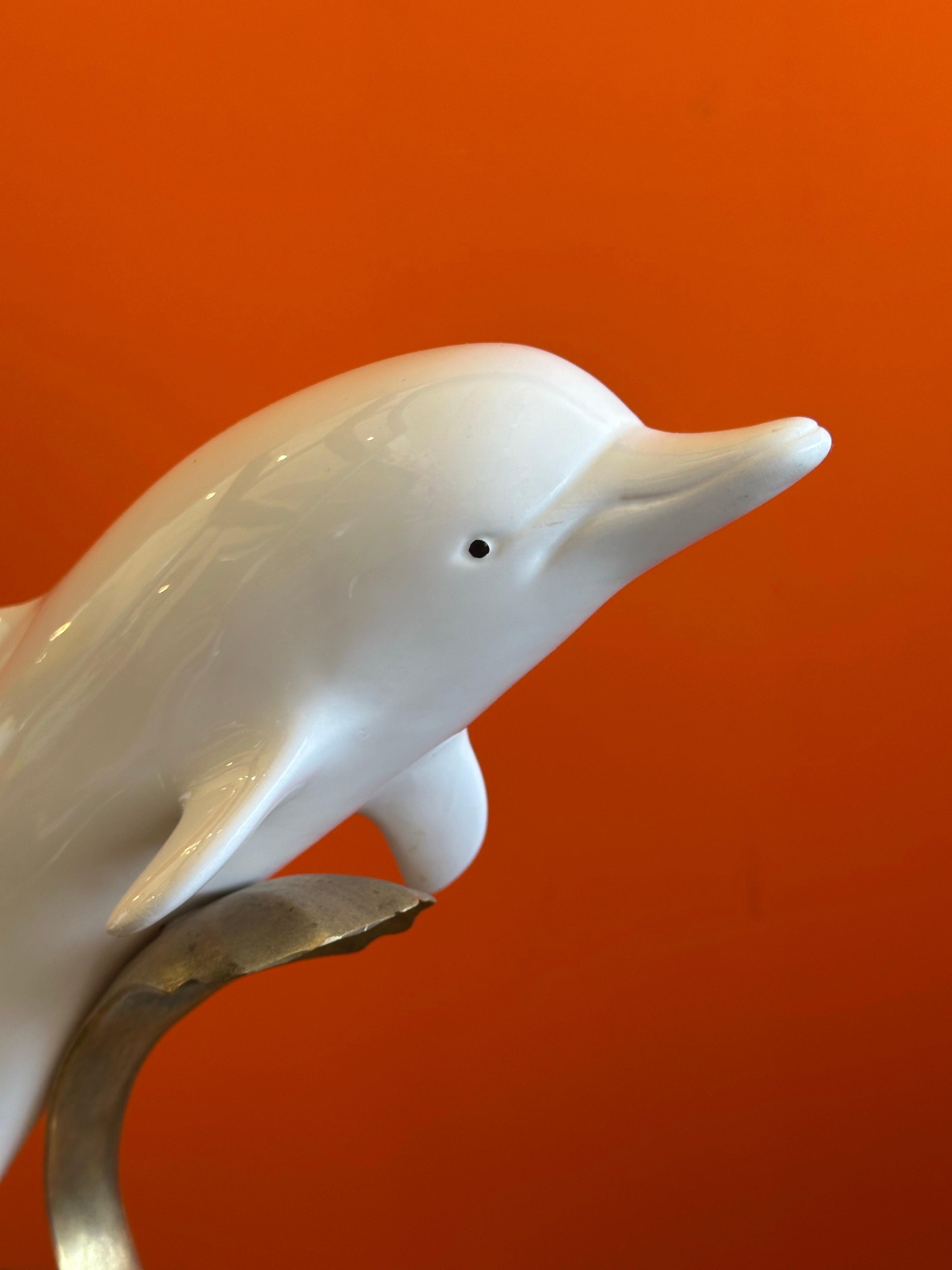 Scultura di delfino in porcellana con onde in ottone e base in marmo di Bijian in vendita 3
