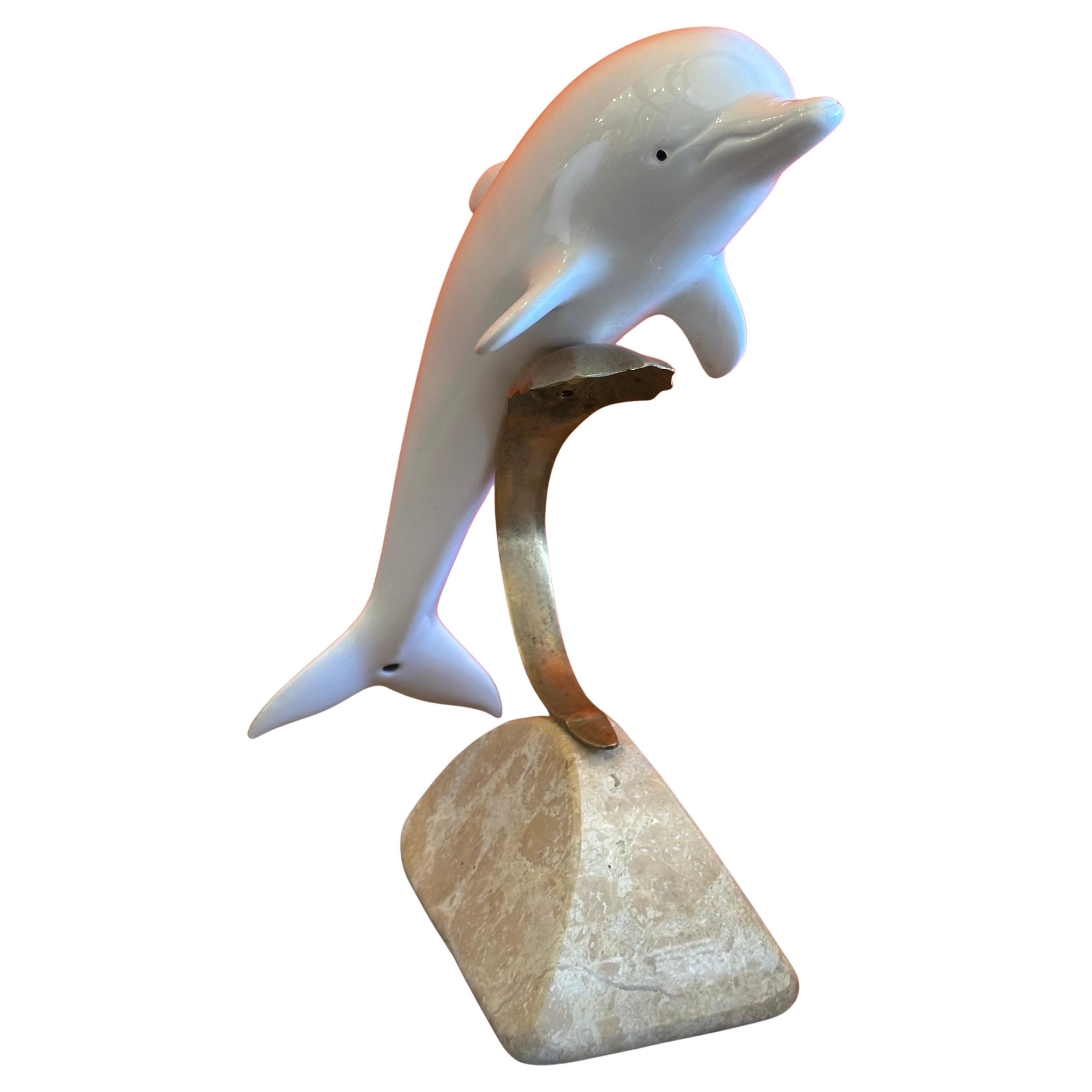 Americano Scultura di delfino in porcellana con onde in ottone e base in marmo di Bijian in vendita