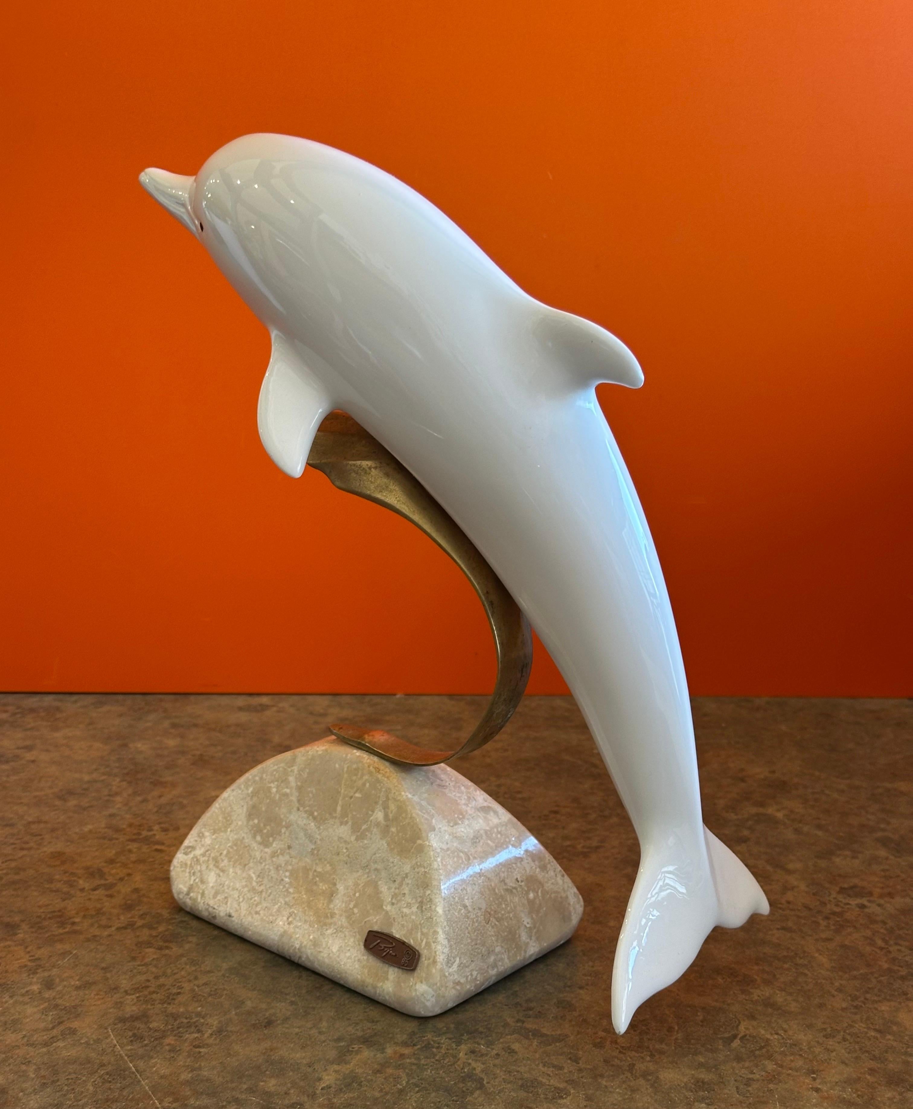 XX secolo Scultura di delfino in porcellana con onde in ottone e base in marmo di Bijian in vendita