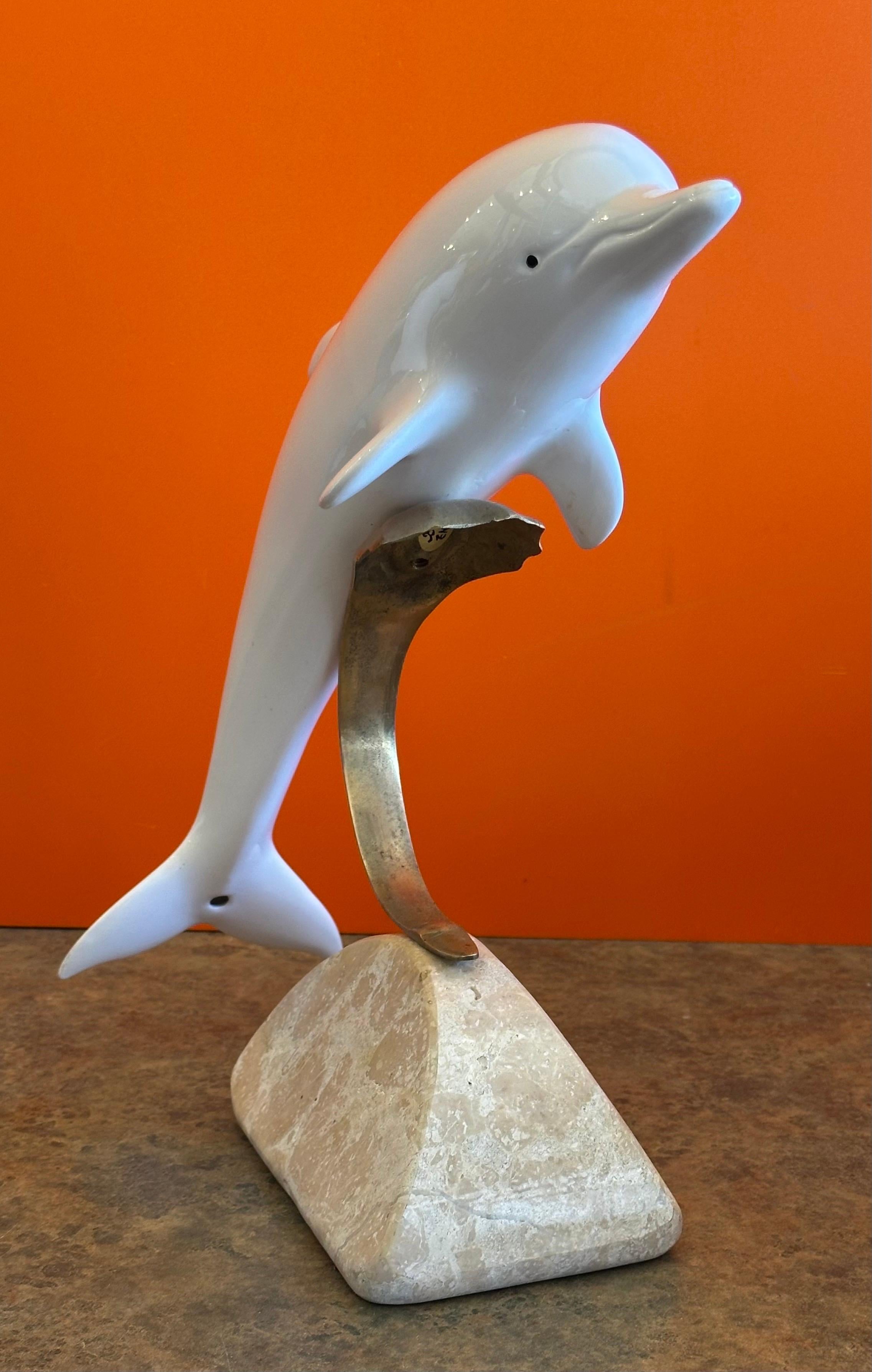 Ottone Scultura di delfino in porcellana con onde in ottone e base in marmo di Bijian in vendita