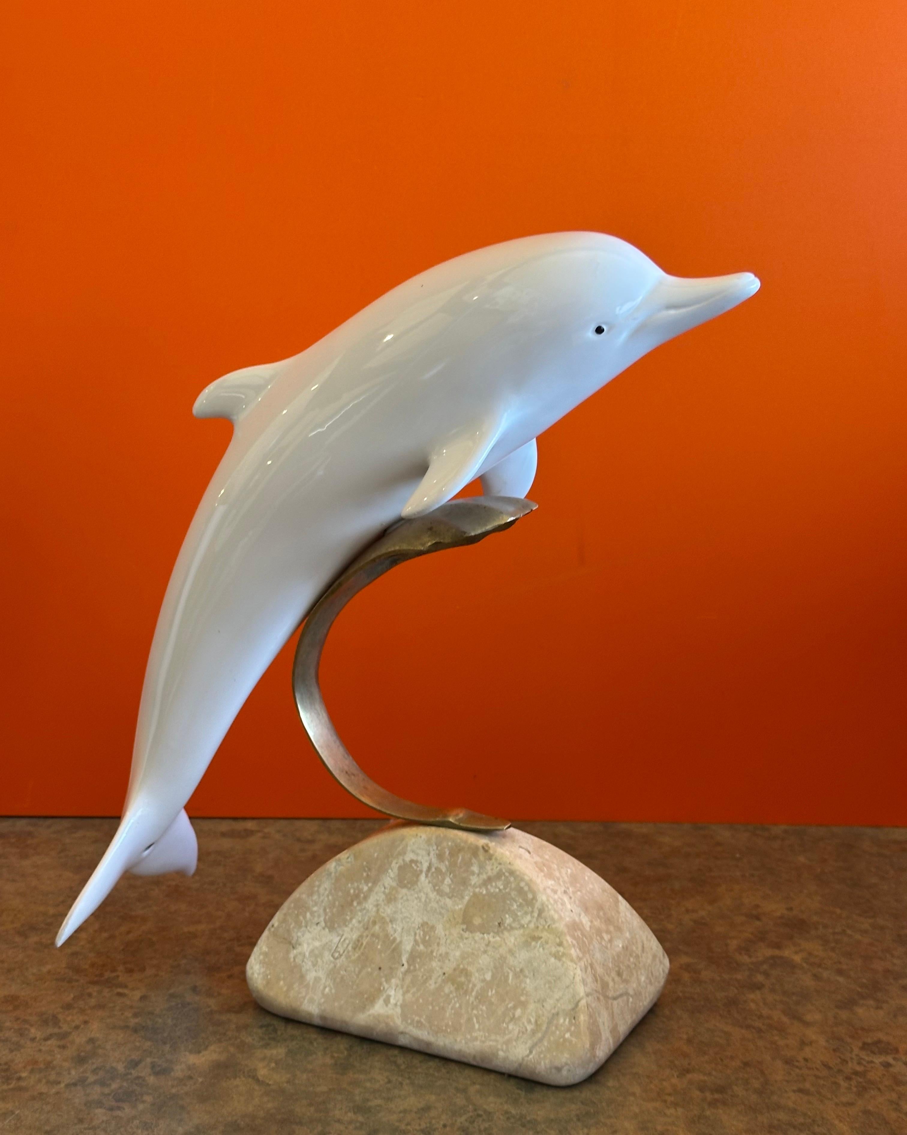 Scultura di delfino in porcellana con onde in ottone e base in marmo di Bijian in vendita 1