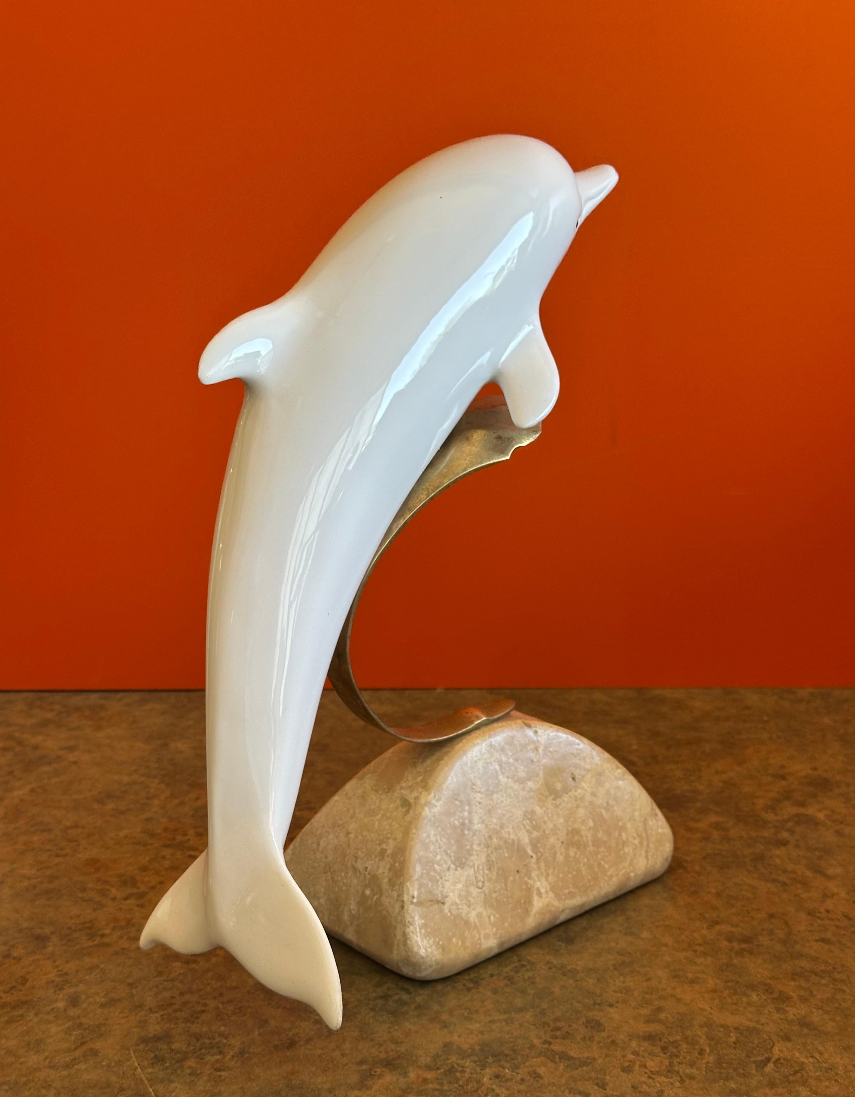 Scultura di delfino in porcellana con onde in ottone e base in marmo di Bijian in vendita 2