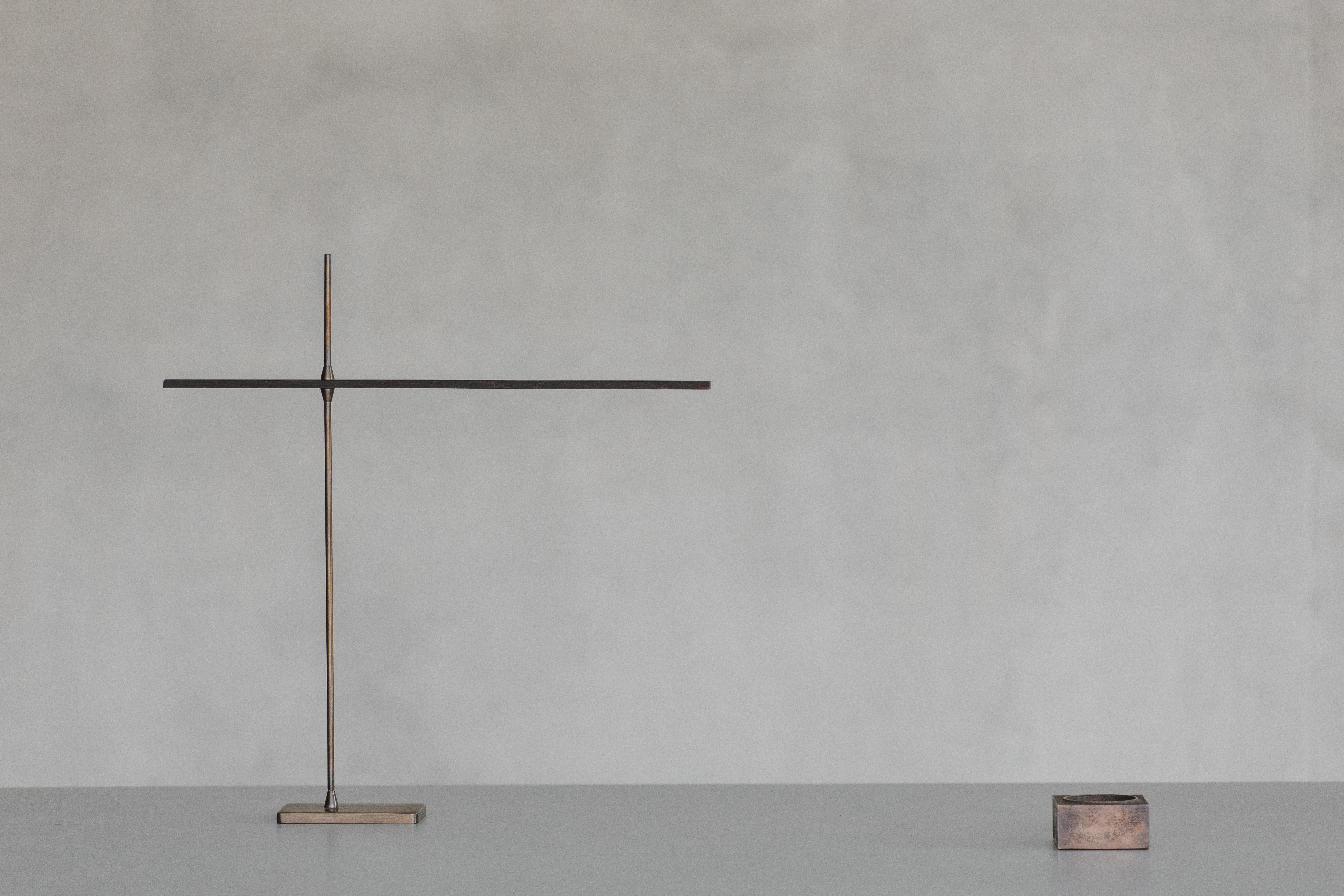 Lampe de bureau Anima en laiton et bois de wengé par Eichkorn
Dimensions : L 38 x P 6 x H 4 cm
MATERIAL : laiton bruni et bois de wengé.

Anima est la lumière dans sa forme la plus pure - calme, claire, réfléchie. Fabriquée en laiton patiné et en