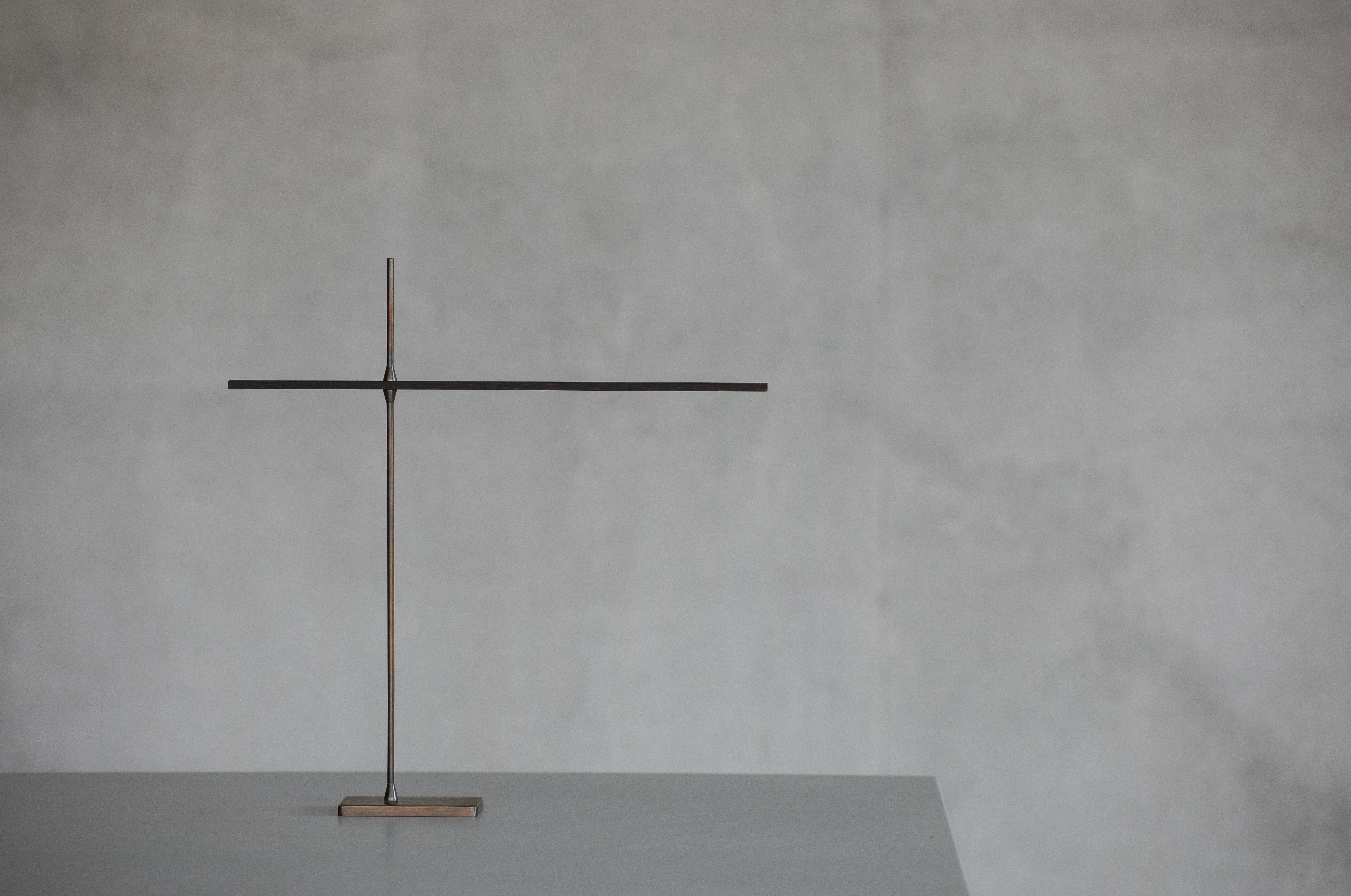 XXIe siècle et contemporain Lampe de bureau Anima en laiton et bois de wengé par Eichkorn en vente