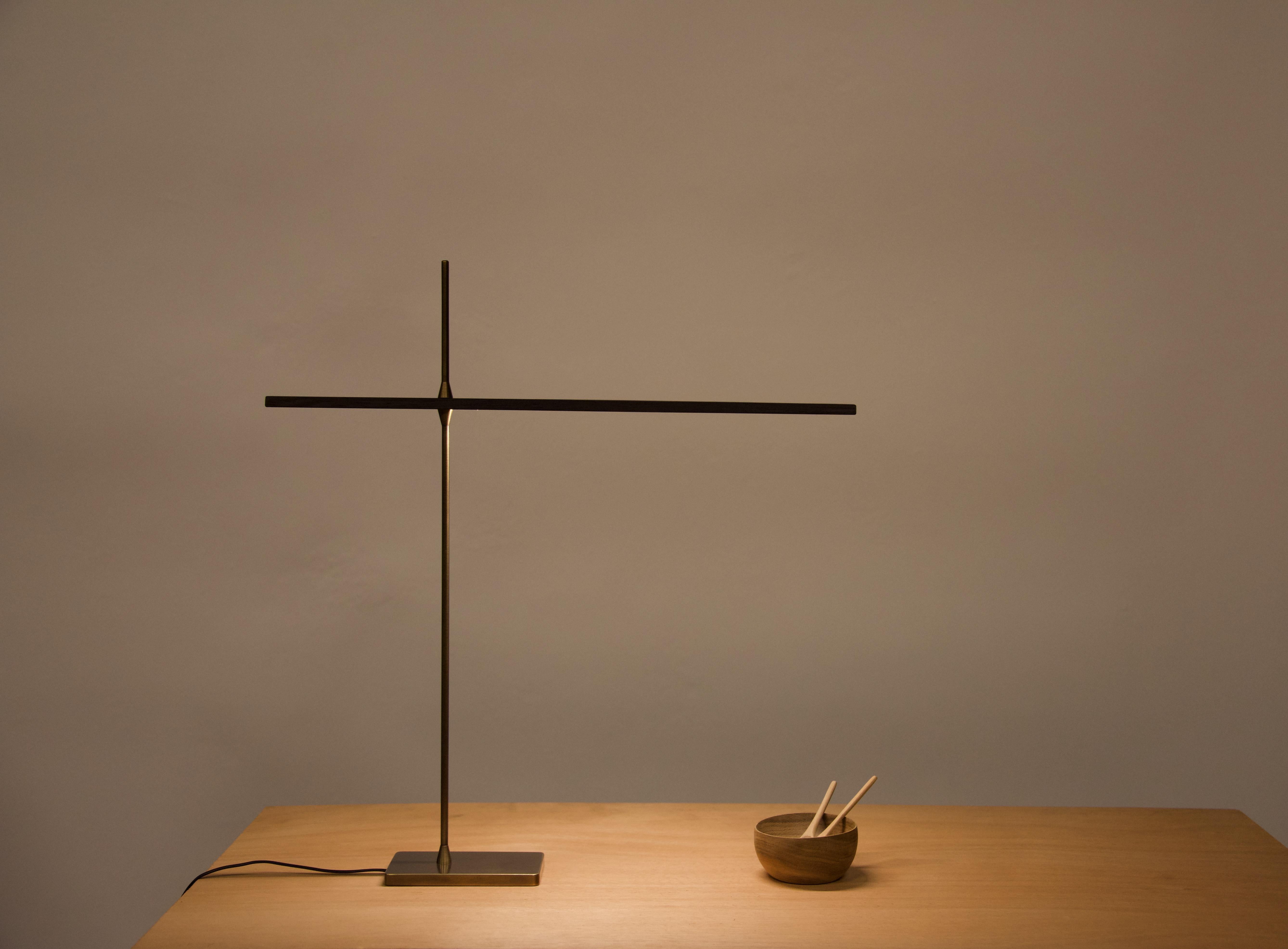 Laiton Lampe de bureau Anima en laiton et bois de wengé par Eichkorn en vente