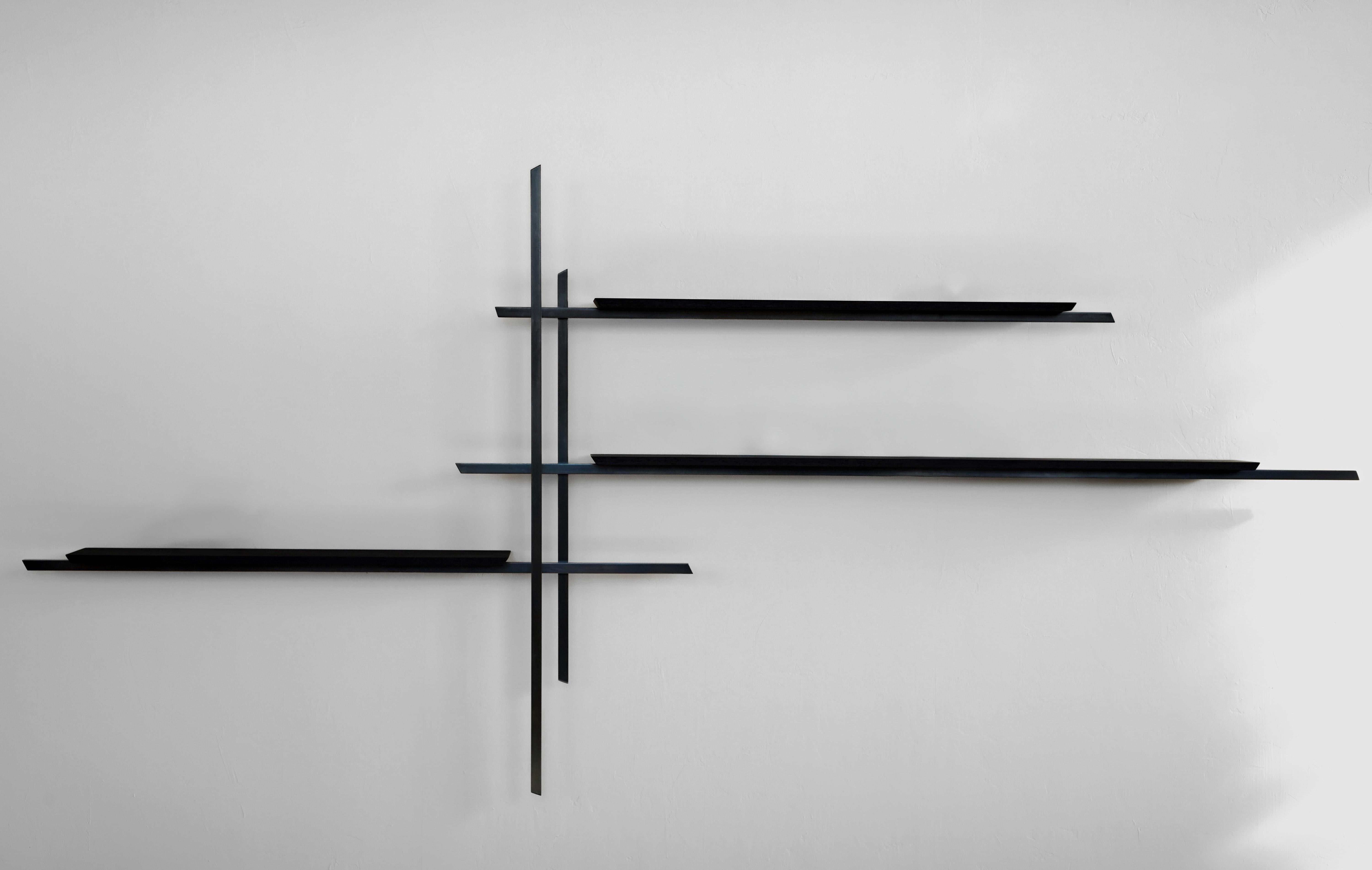 Mensola Memento in ottone e legno di wengé di Eichkorn
Dimensioni: L 420 x P 20 x H 150 cm
Materiali: Ottone brunito e legno di wengé.

Memento è uno scaffale da parete con una tranquilla autorità. La sua struttura in ottone patinato incontra i