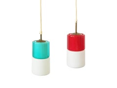 Lampade a sospensione anni '50 in ottone e paralumi in vetro bianco, azzurro e rosso, set di 2