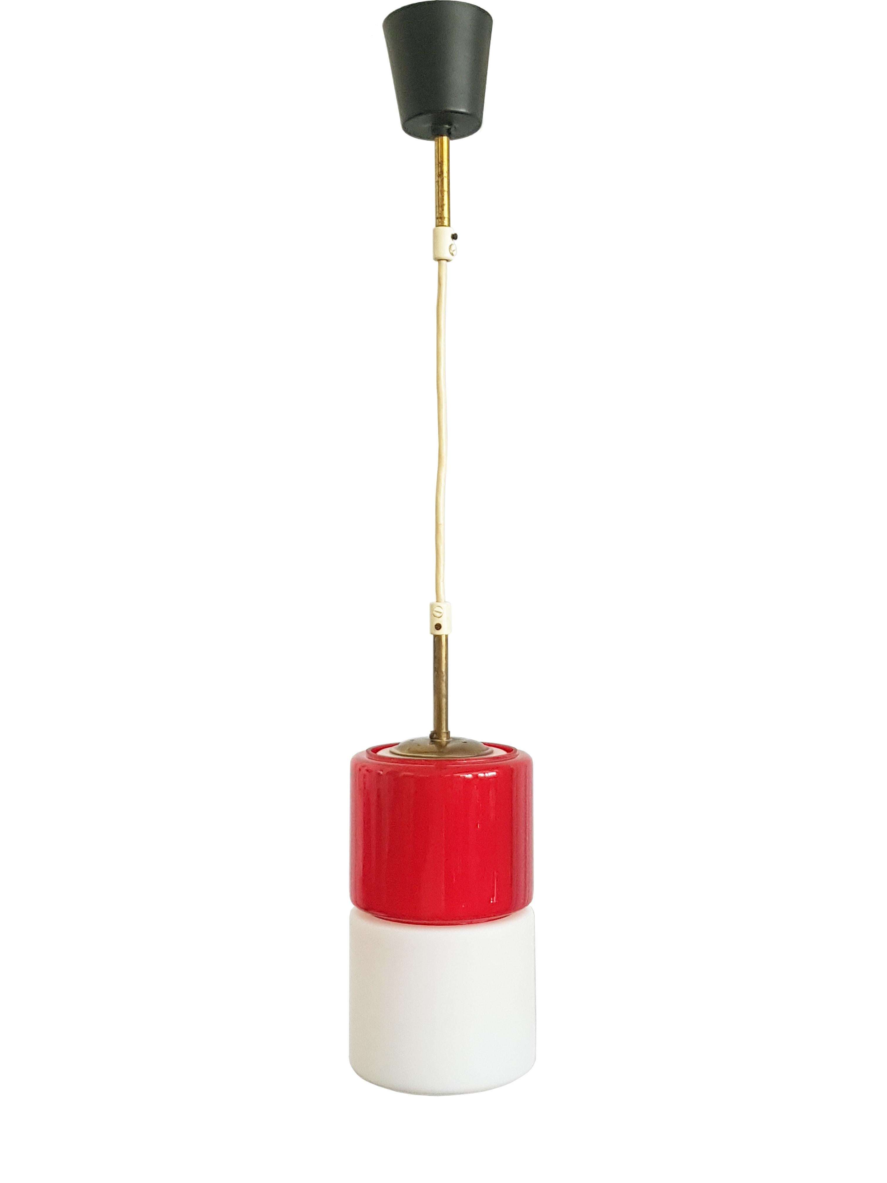 Italiano Lampade a sospensione anni '50 in ottone e paralumi in vetro bianco, azzurro e rosso, set di 2 in vendita