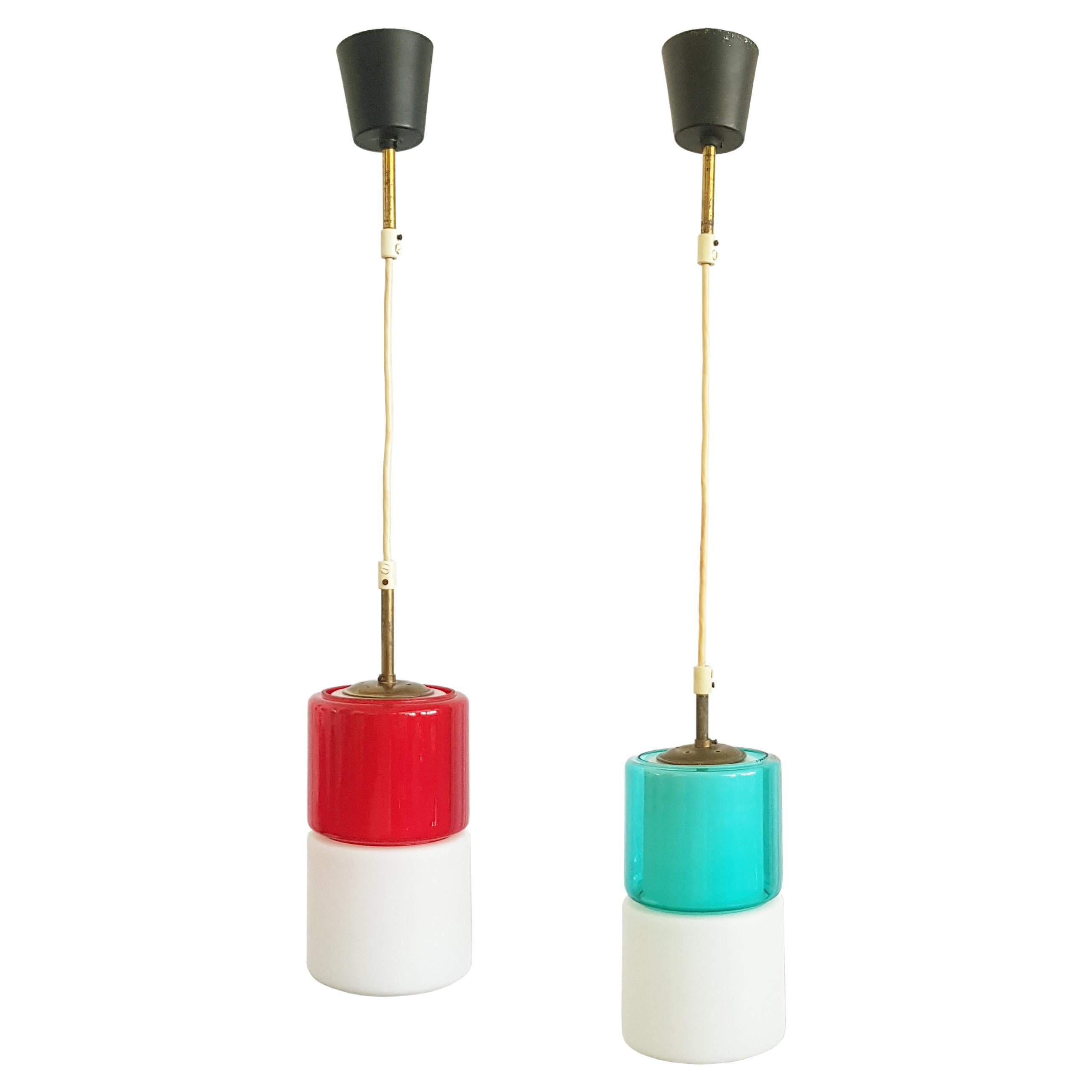 Lampade a sospensione anni '50 in ottone e paralumi in vetro bianco, azzurro e rosso, set di 2