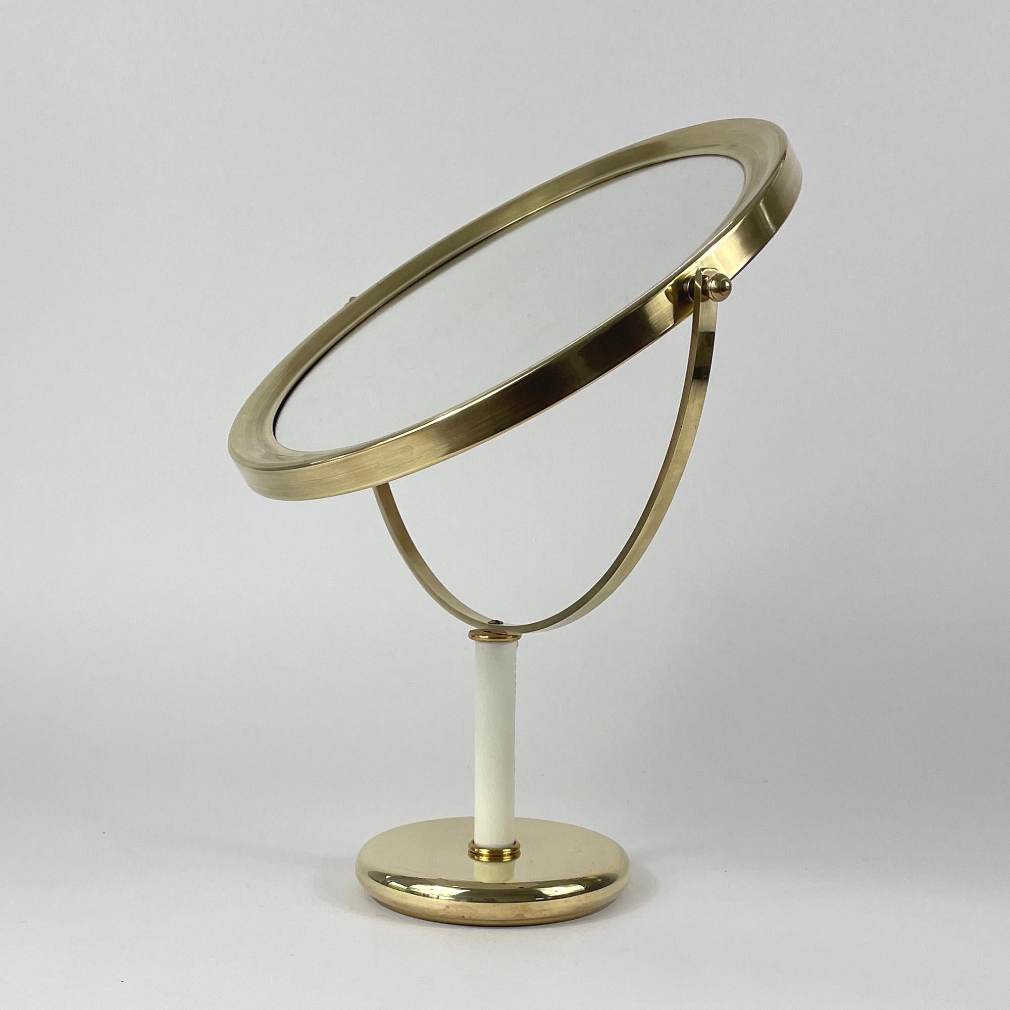 Specchio da tavolo in ottone e pelle bianca, Svezia 1960 in vendita 4