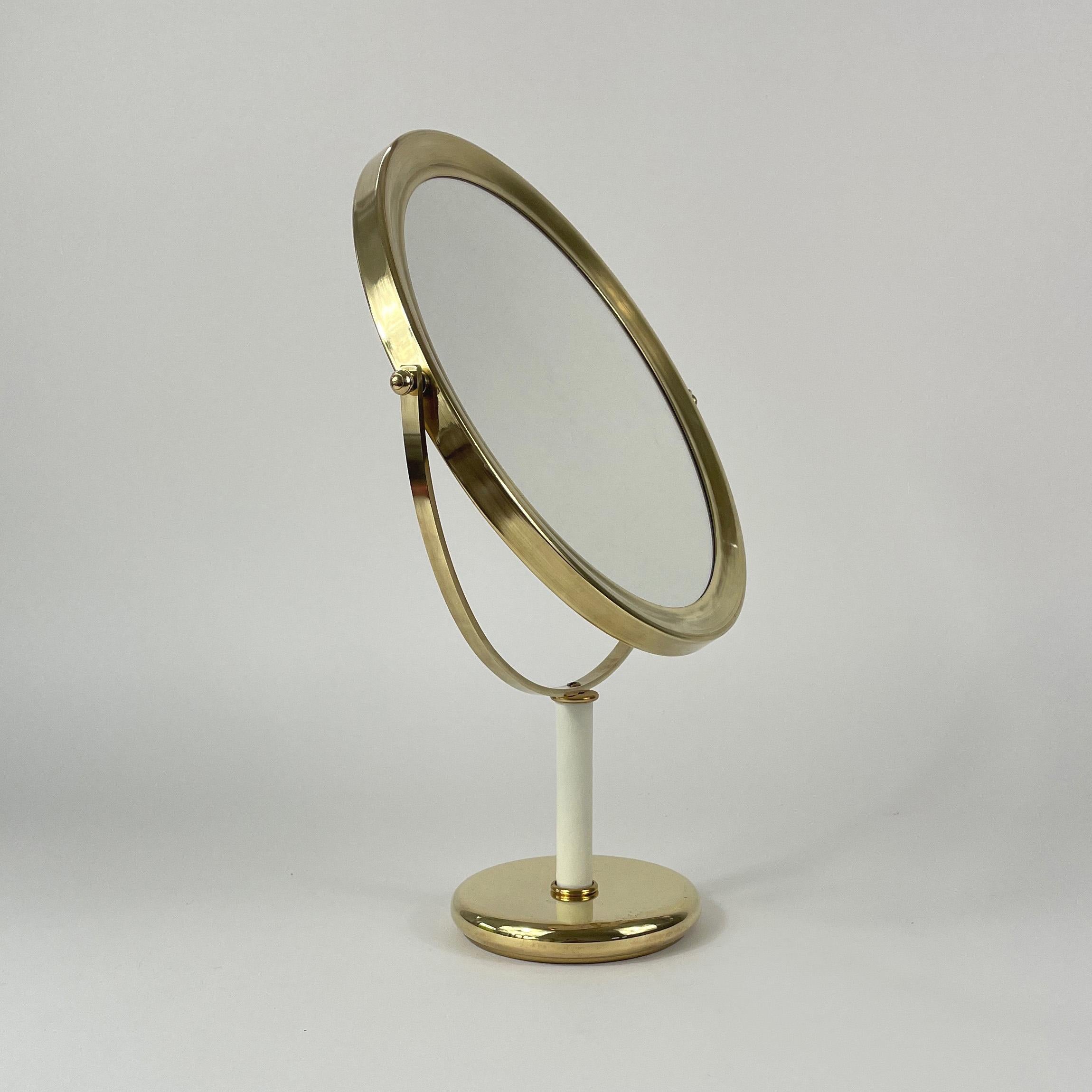 Specchio da tavolo in ottone e pelle bianca, Svezia 1960 in vendita 6