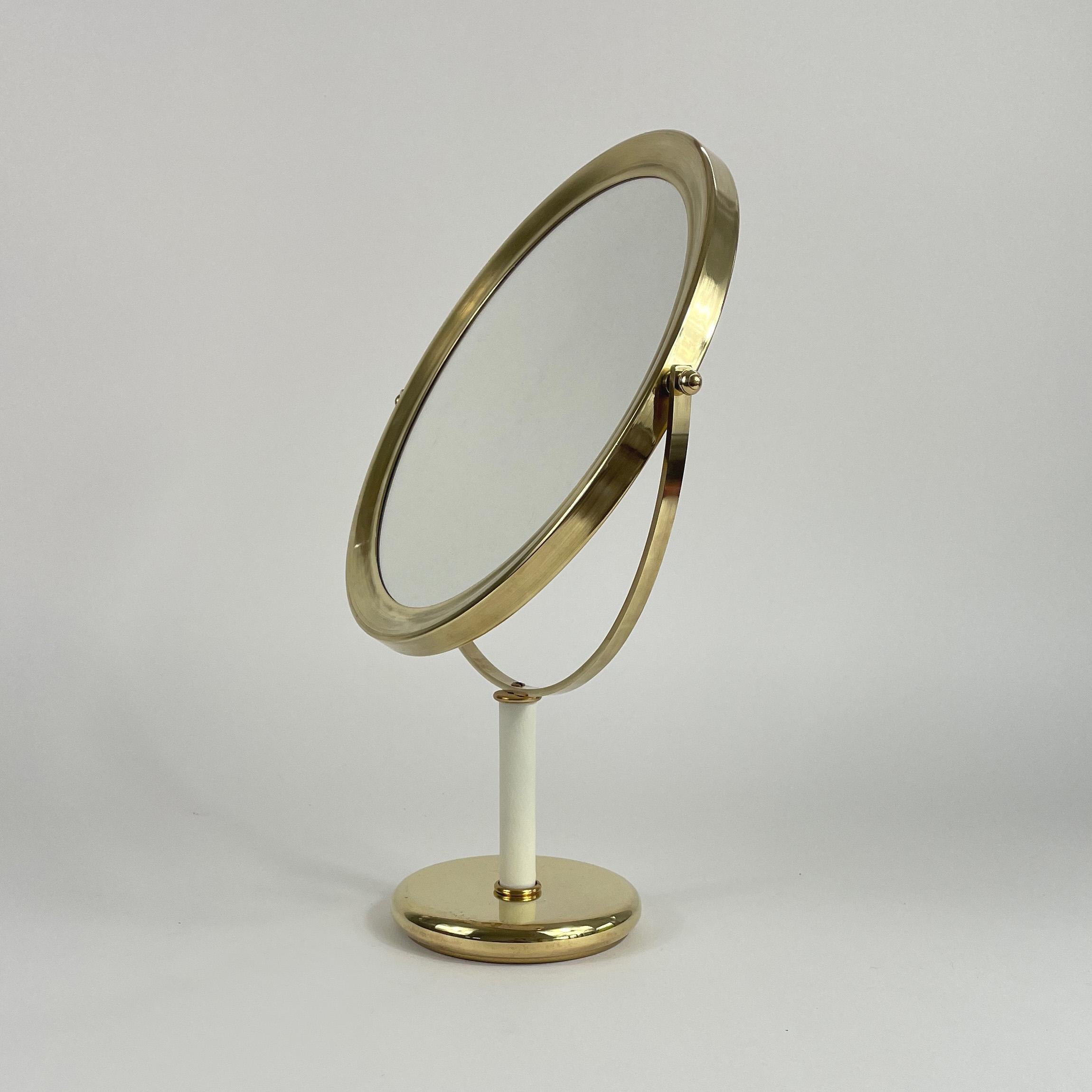 Questo elegante specchio da tavolo minimalista è stato progettato e prodotto in Svezia negli anni Sessanta. Presenta una struttura in ottone, uno stelo in pelle bianca e un retro in velluto grigio chiaro. Lo specchio può essere inclinato in diverse
