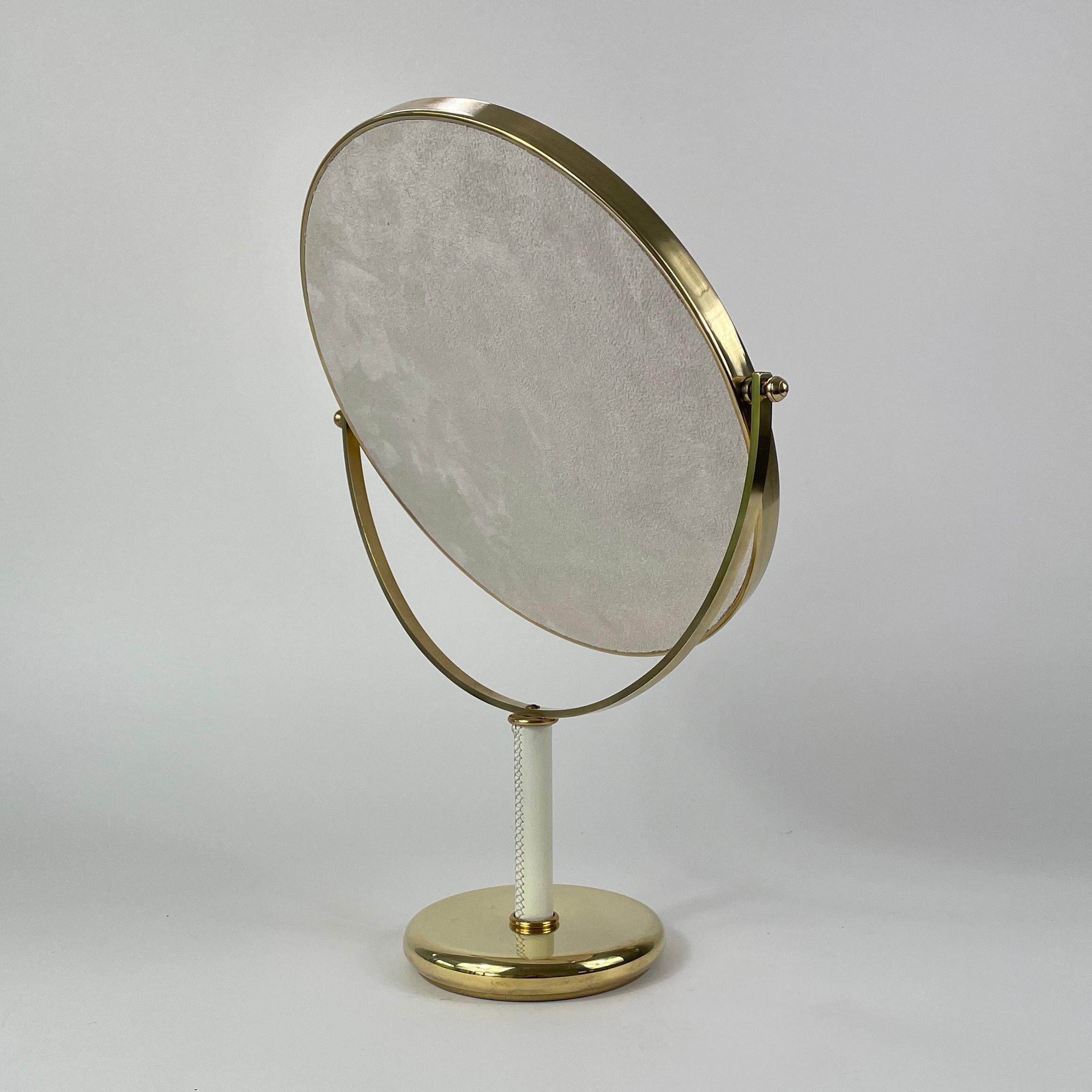 Mid-Century moderno Specchio da tavolo in ottone e pelle bianca, Svezia 1960 in vendita
