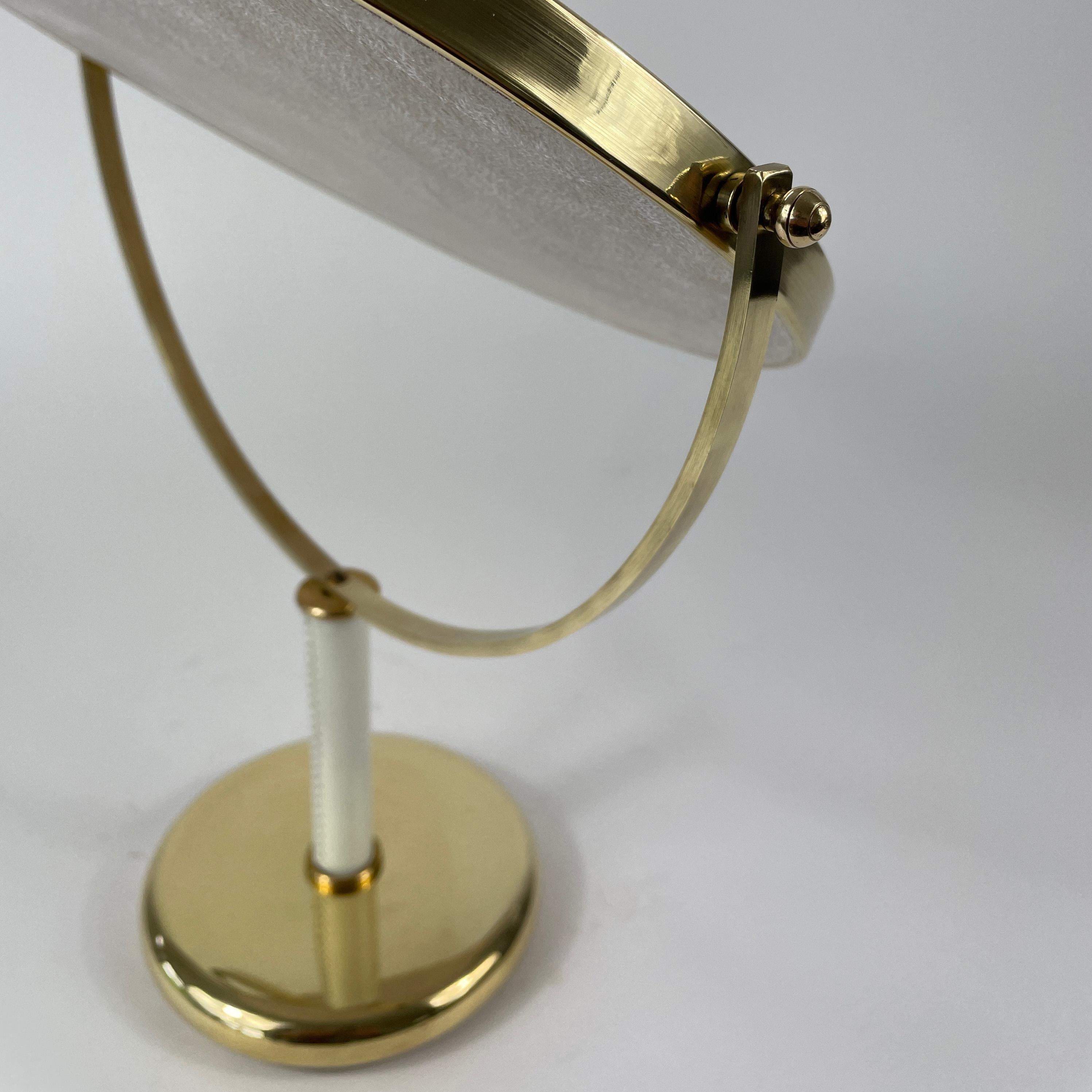 Ottone Specchio da tavolo in ottone e pelle bianca, Svezia 1960 in vendita