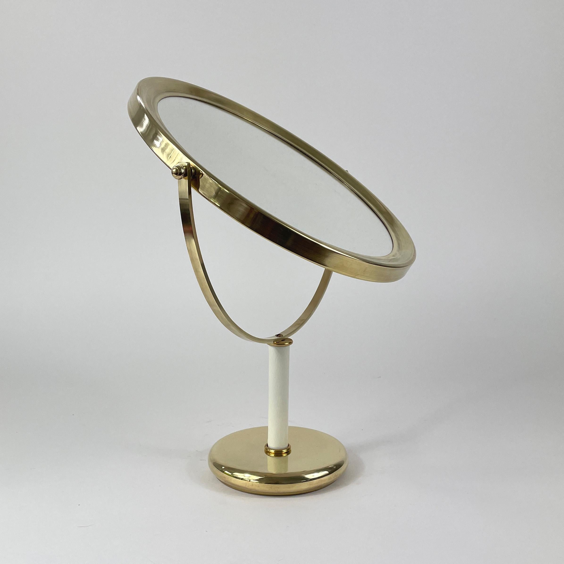Specchio da tavolo in ottone e pelle bianca, Svezia 1960 in vendita 2