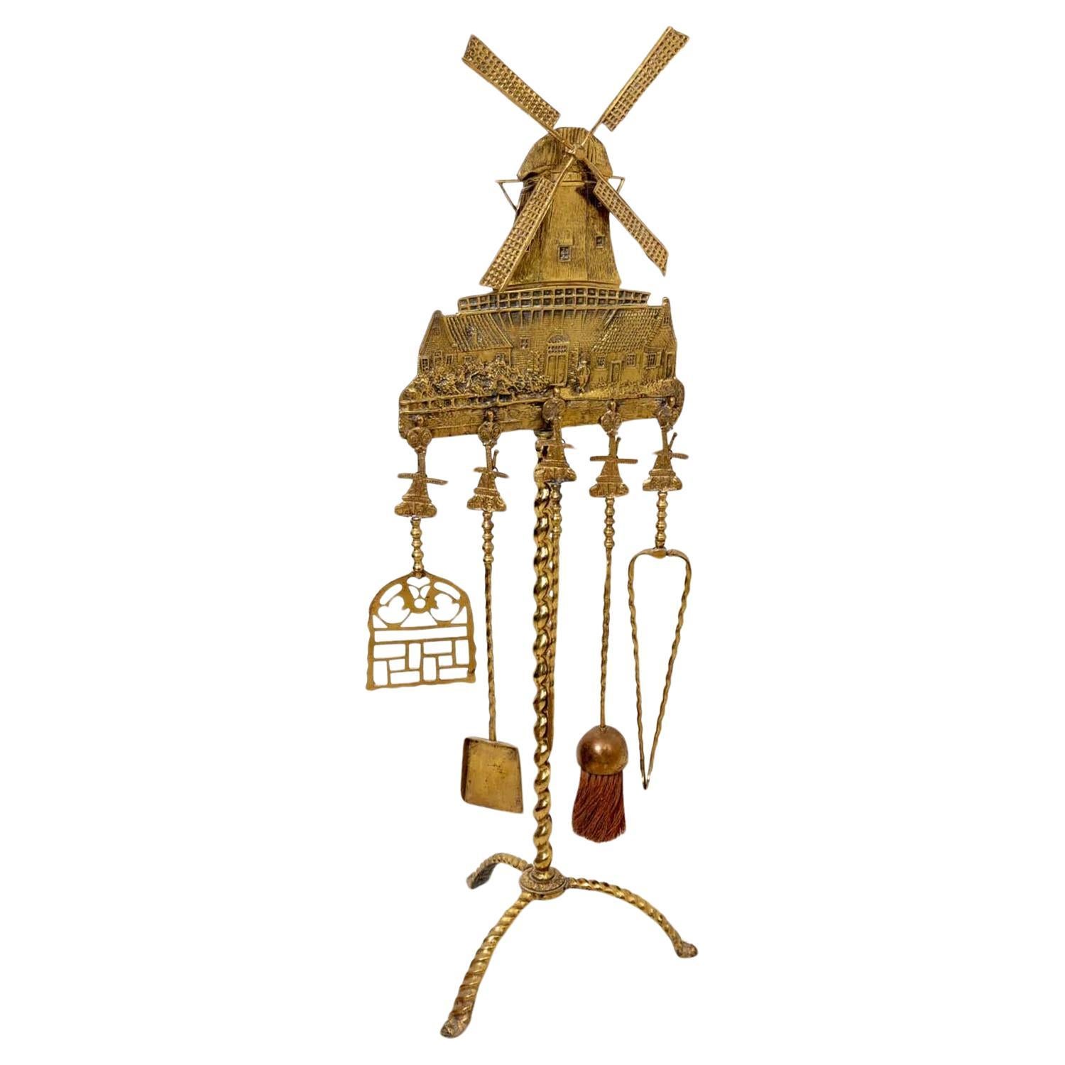 Incredibile set di attrezzi per caminetto in ottone massiccio a scala grande con mulino a vento. Olandese dei primi del Novecento. Questo set di 5 utensili più il supporto per il mulino a vento è in ottone massiccio e proviene da una tenuta di