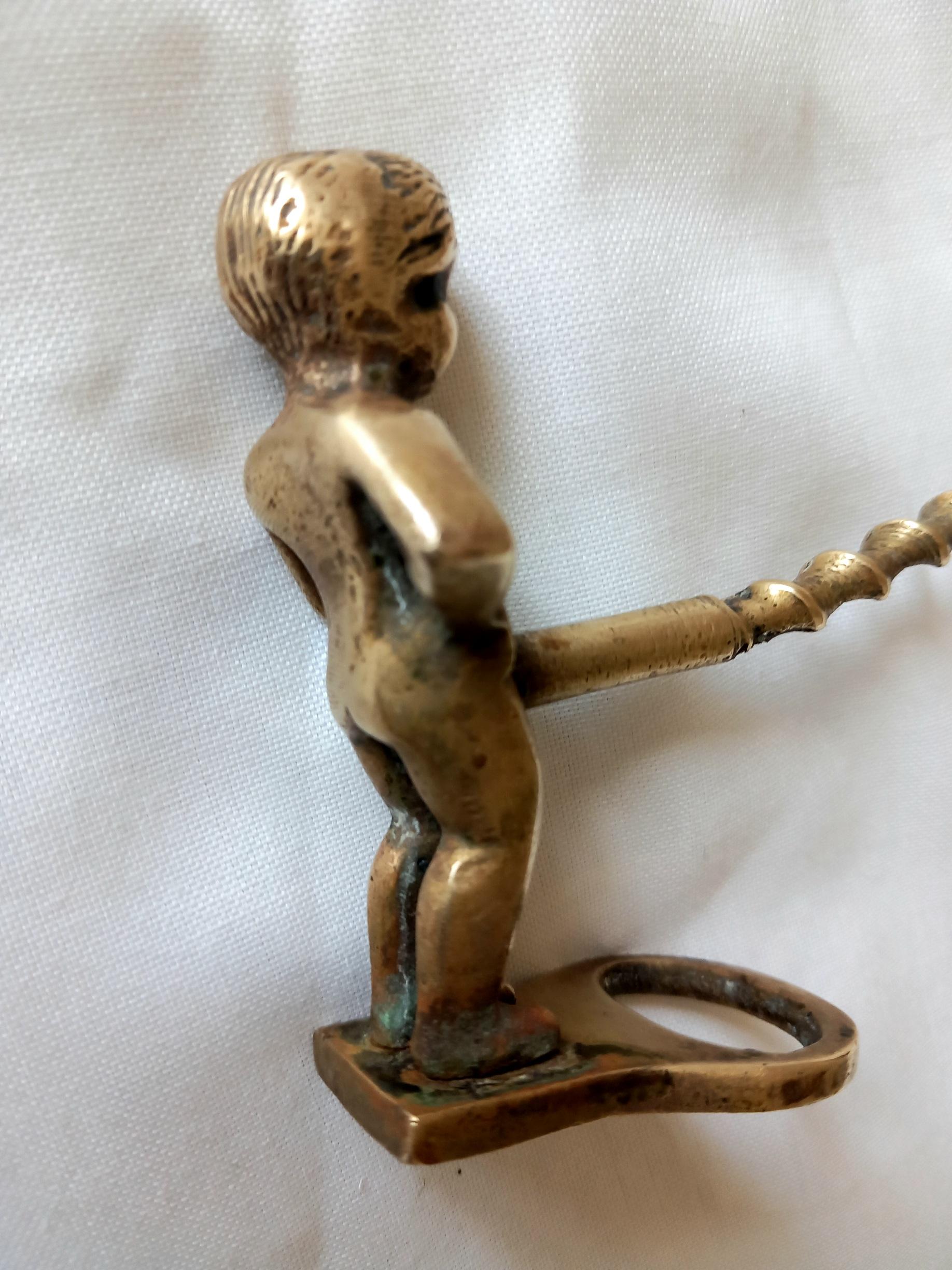 Usual cheap bottle opener for wine or beer in the form of a putto or cherub or a boy who urinates in the style of ¨ Manneken Pis ¨ from the historic center of Brussels, Belgium.
It is made of solid brass and in the front part it leads to the spiral