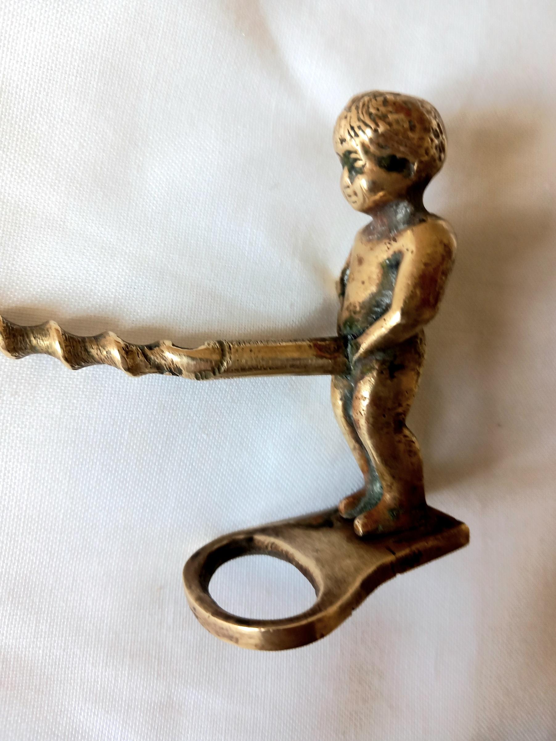 Brass Wine and Bottle CAP Opener Putto In Good Condition For Sale In Mombuey, Zamora