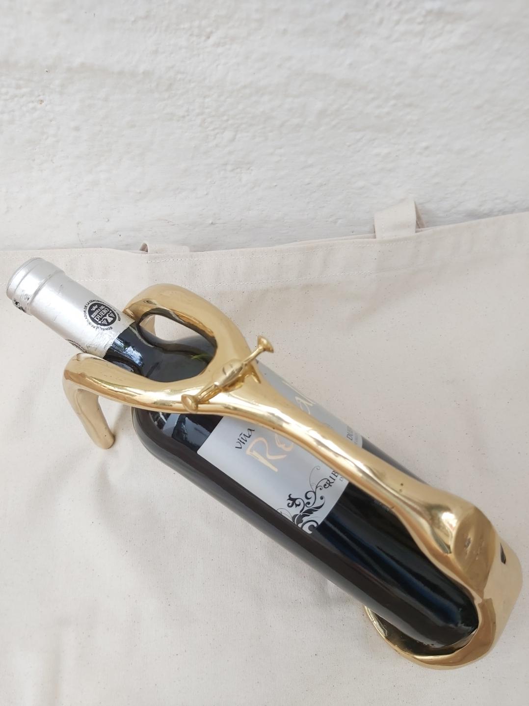 Espagnol Pourcoupe à vin en laiton moulé en sable massif, objet décoratif fait à la main pour bar ou table en vente