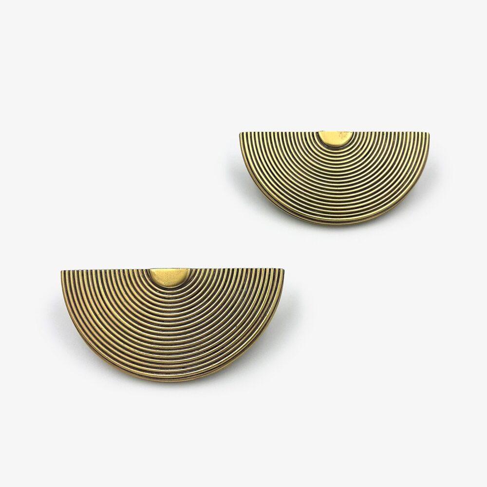 La meticolosa lavorazione a filo d'ottone aggiunge una texture delicata e un fascino visivo distintivo ai tuoi mobili. Il processo artigianale conferisce a ogni maniglia un aspetto leggermente diverso, aggiungendo una dimensione autentica e