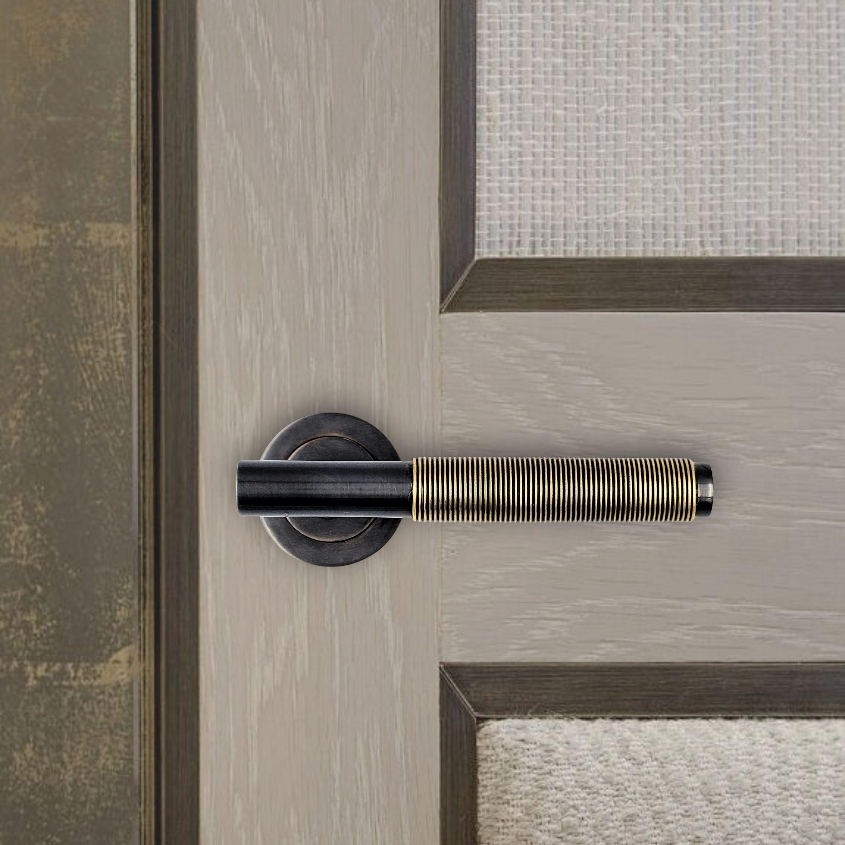 Un tributo all'eccezionale maestria, questa coppia di maniglie per porte in filo d'ottone incarna l'essenza di un design elegante e senza tempo. Meticolosamente realizzati a mano, ogni dettaglio riflette un perfetto equilibrio tra materiali nobili e