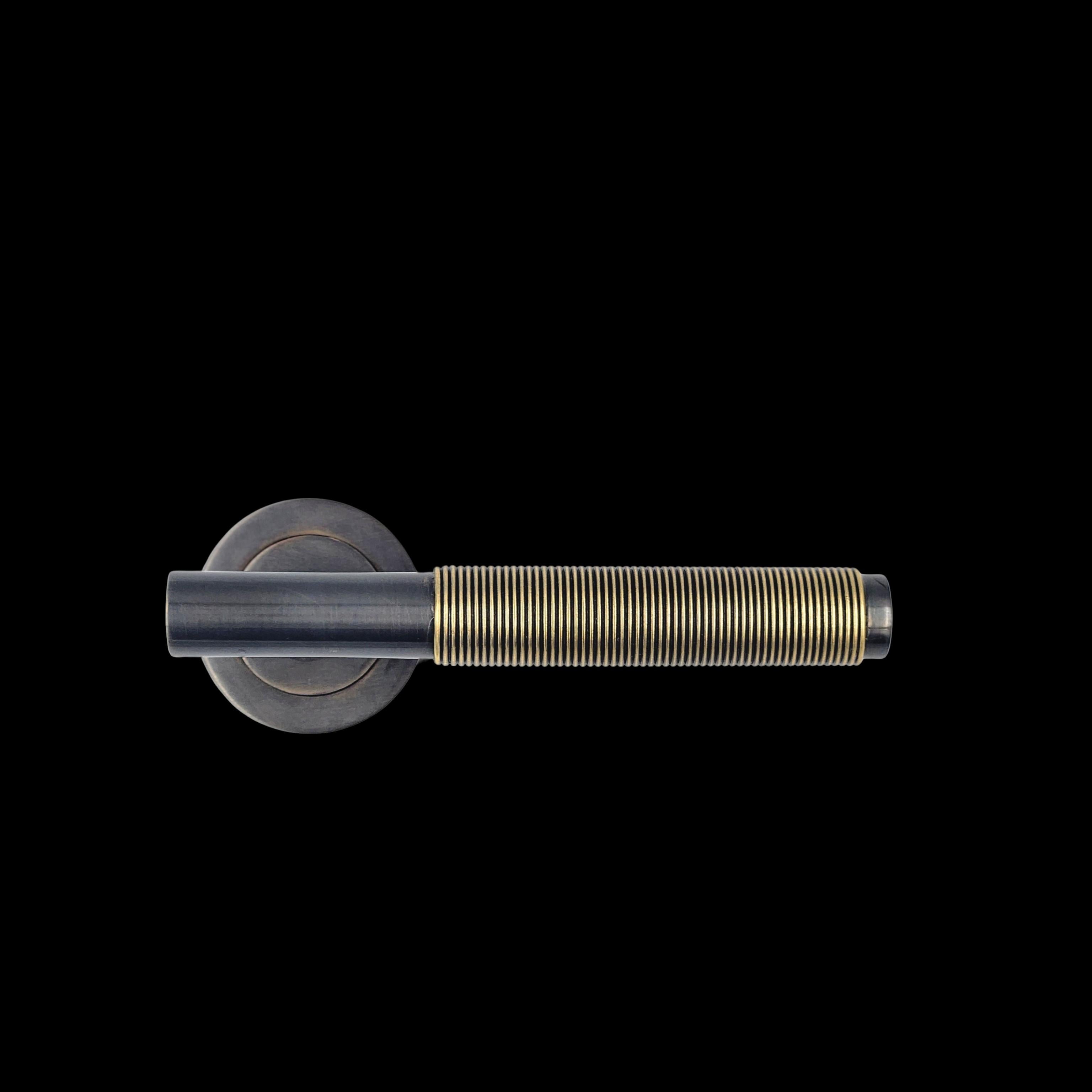Forgiato PP/NO/04 Maniglia per porta in ottone con finitura canna di fucile e oro antico in vendita