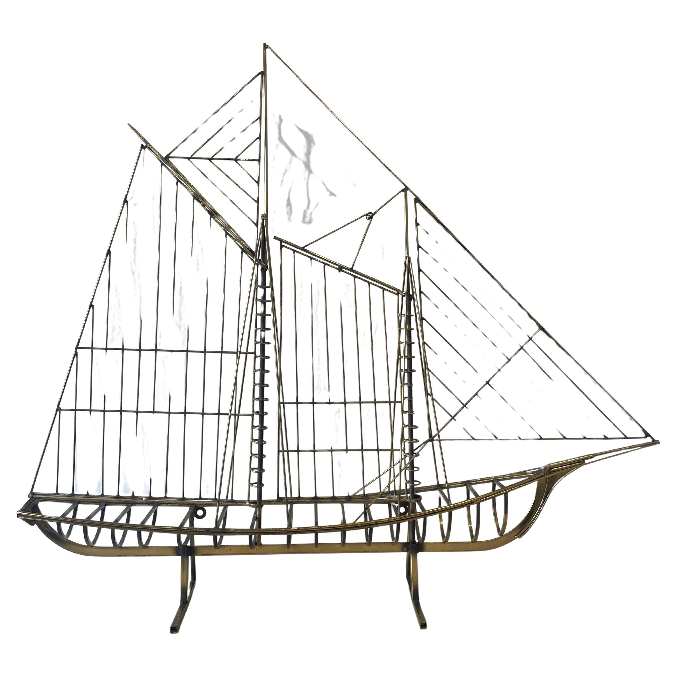 Scultura di yacht in filo d'ottone, Scultura di barca a vela in ottone di Curtis Jere per Artisan House. Si tratta di un'imponente scultura con uno sloop tridimensionale in ottone su una base aperta e rettangolare in ottone. Bella patina vintage.