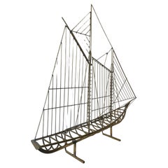 Scultura di barca a vela in filo d'ottone di Curtis Jere per Artisan House