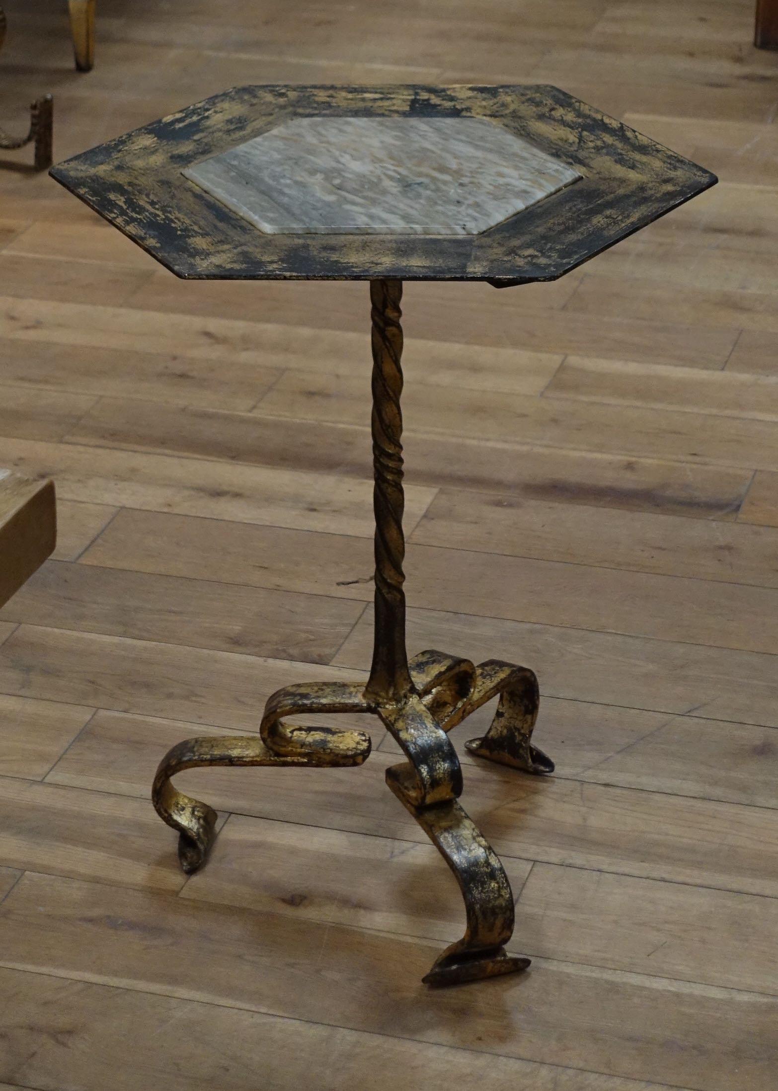 Mesa auxiliar/cocktail de latón con tapa de mármol incrustado, España, años 60 en Bueno estado para la venta en New York, NY